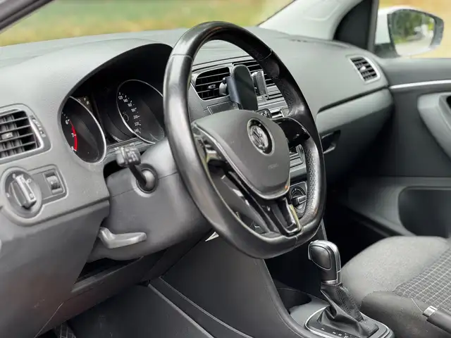 Volkswagen Polo view 3