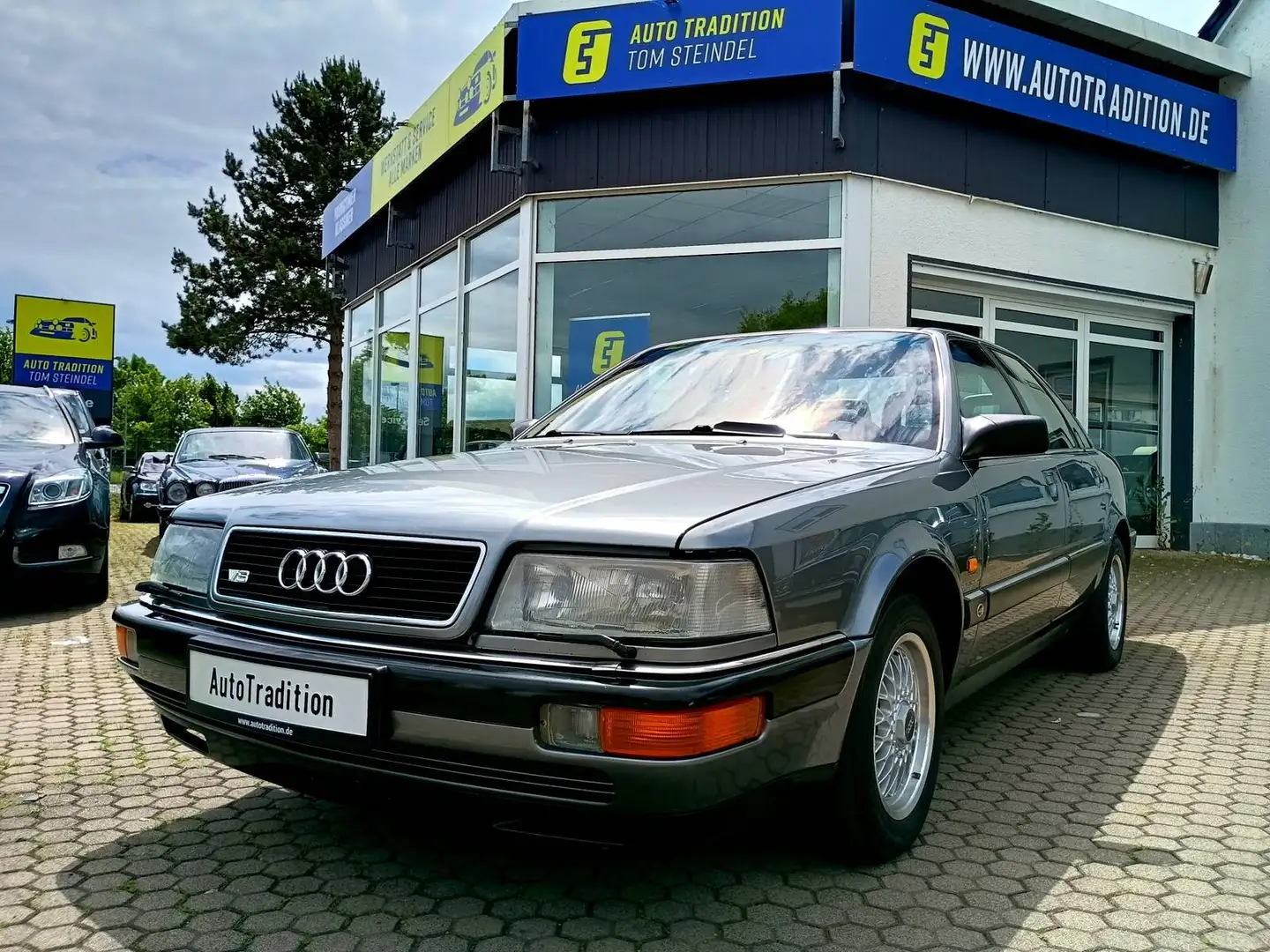Audi V8 V8 exklusiv mit Austauschmotor -sehr gepflegt -Zahnriemen neu Grau - 1