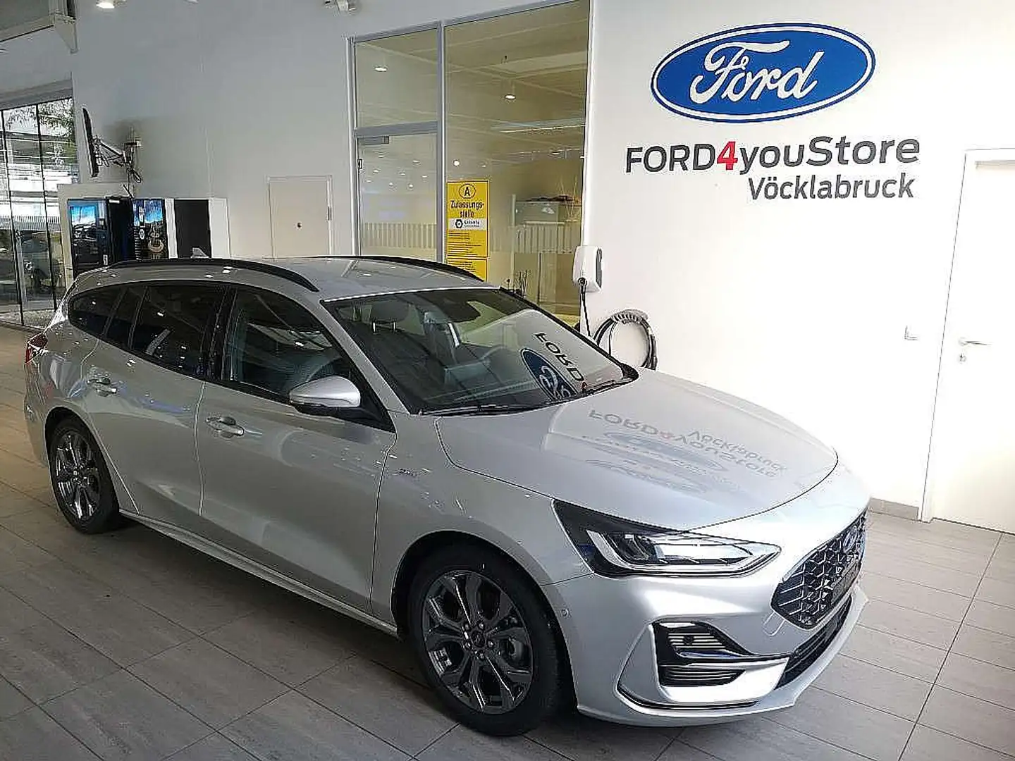 Ford Focus Turnier 1,5 EcoBlue ST-Line Aut. Silber - 1