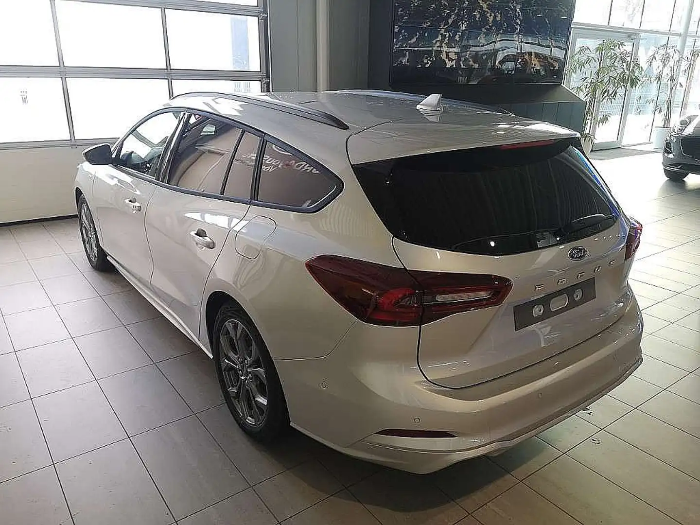 Ford Focus Turnier 1,5 EcoBlue ST-Line Aut. Silber - 2