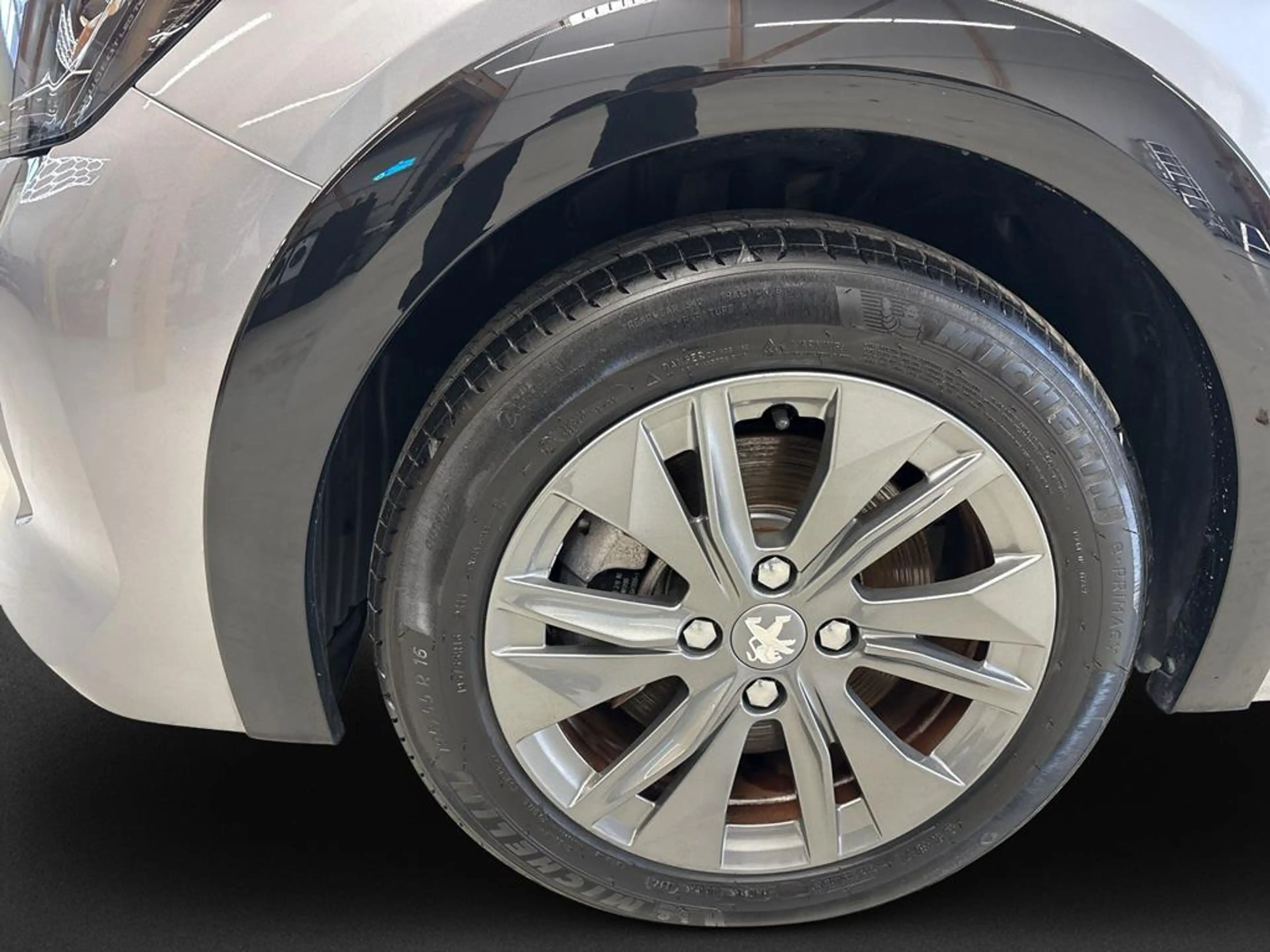 Peugeot e-208 136 Allure Pack — photo 8