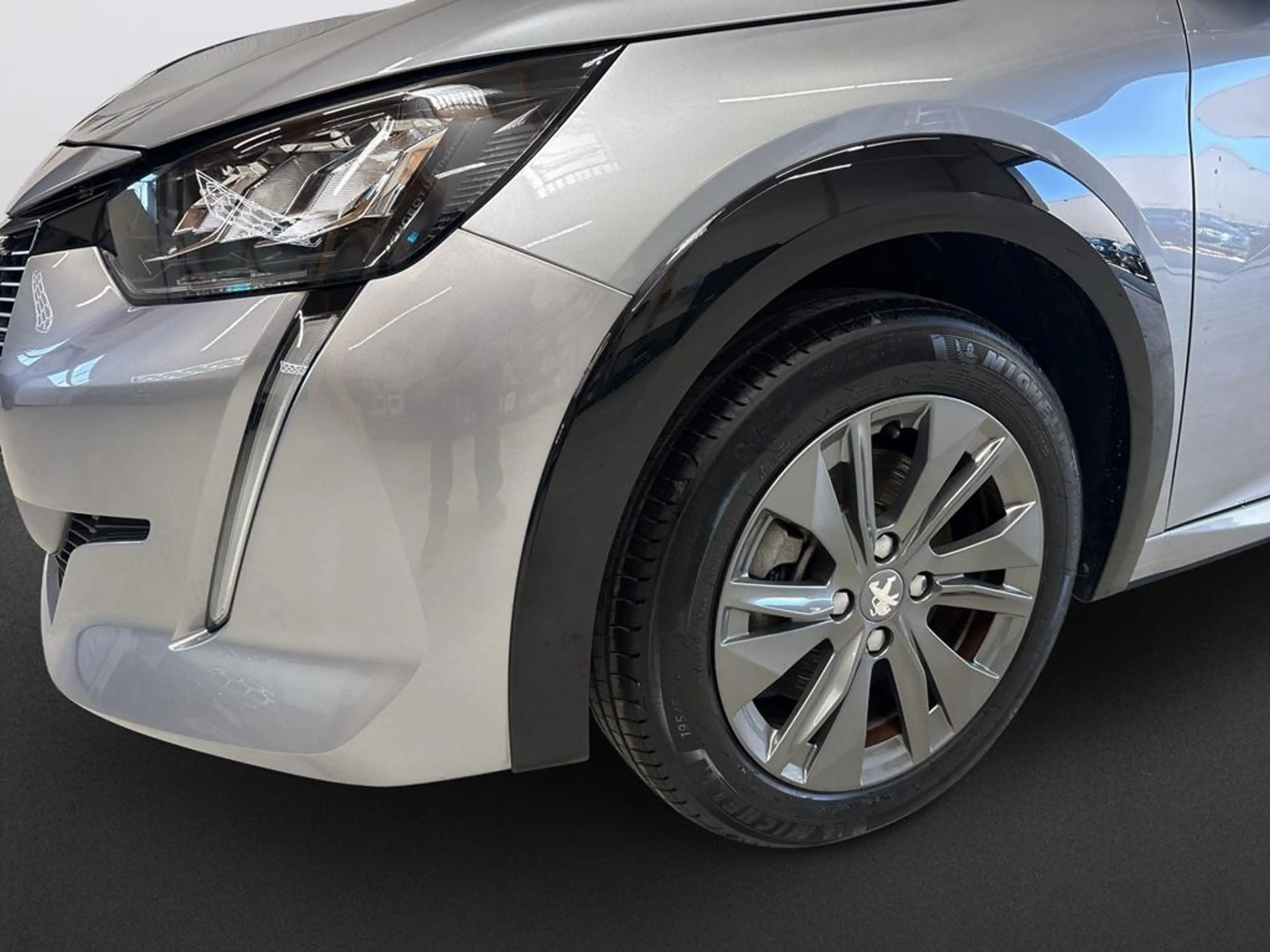 Peugeot e-208 136 Allure Pack — photo 9
