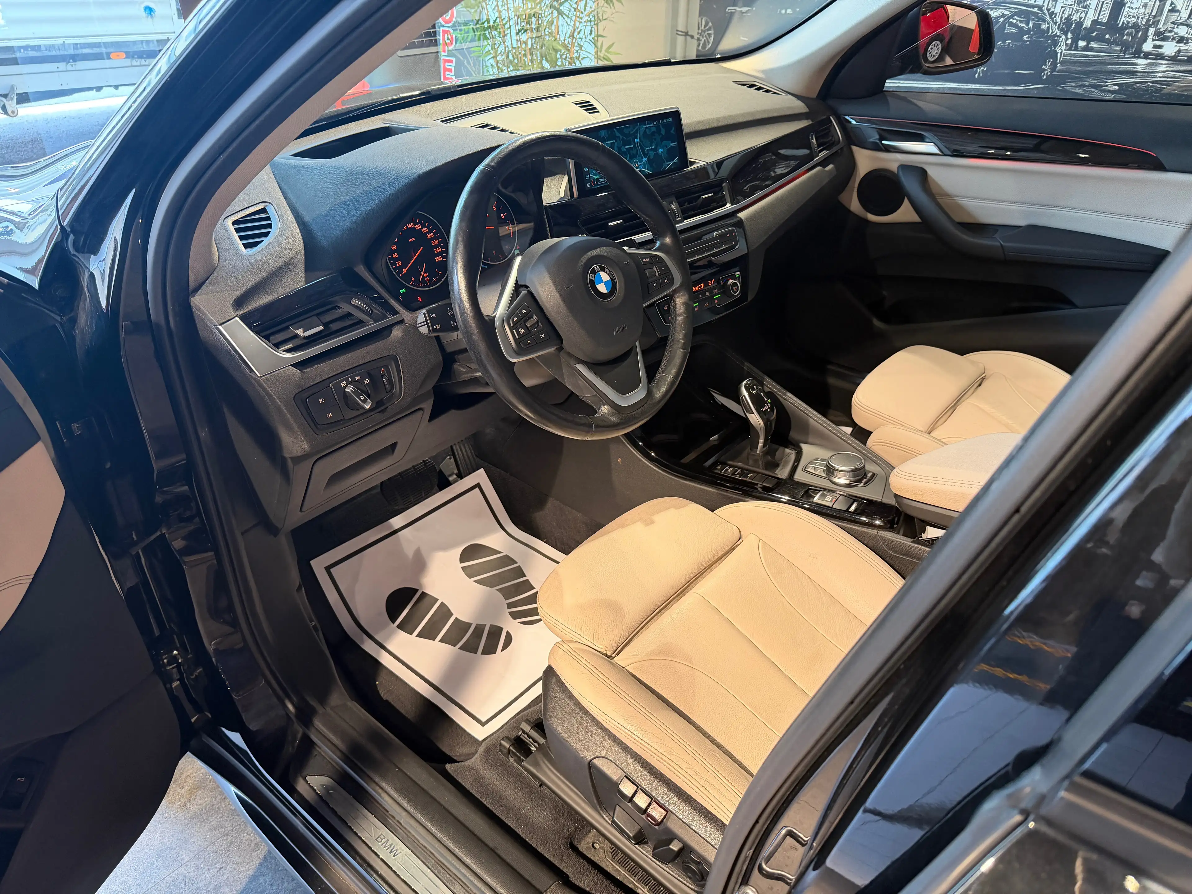 BMW X1 2.0iA xDrive20 * BOITE AUTO * CUIRS * SIEGES ELECTRIQUES / CHAUFFANTS * CARNET FULL — photo 9