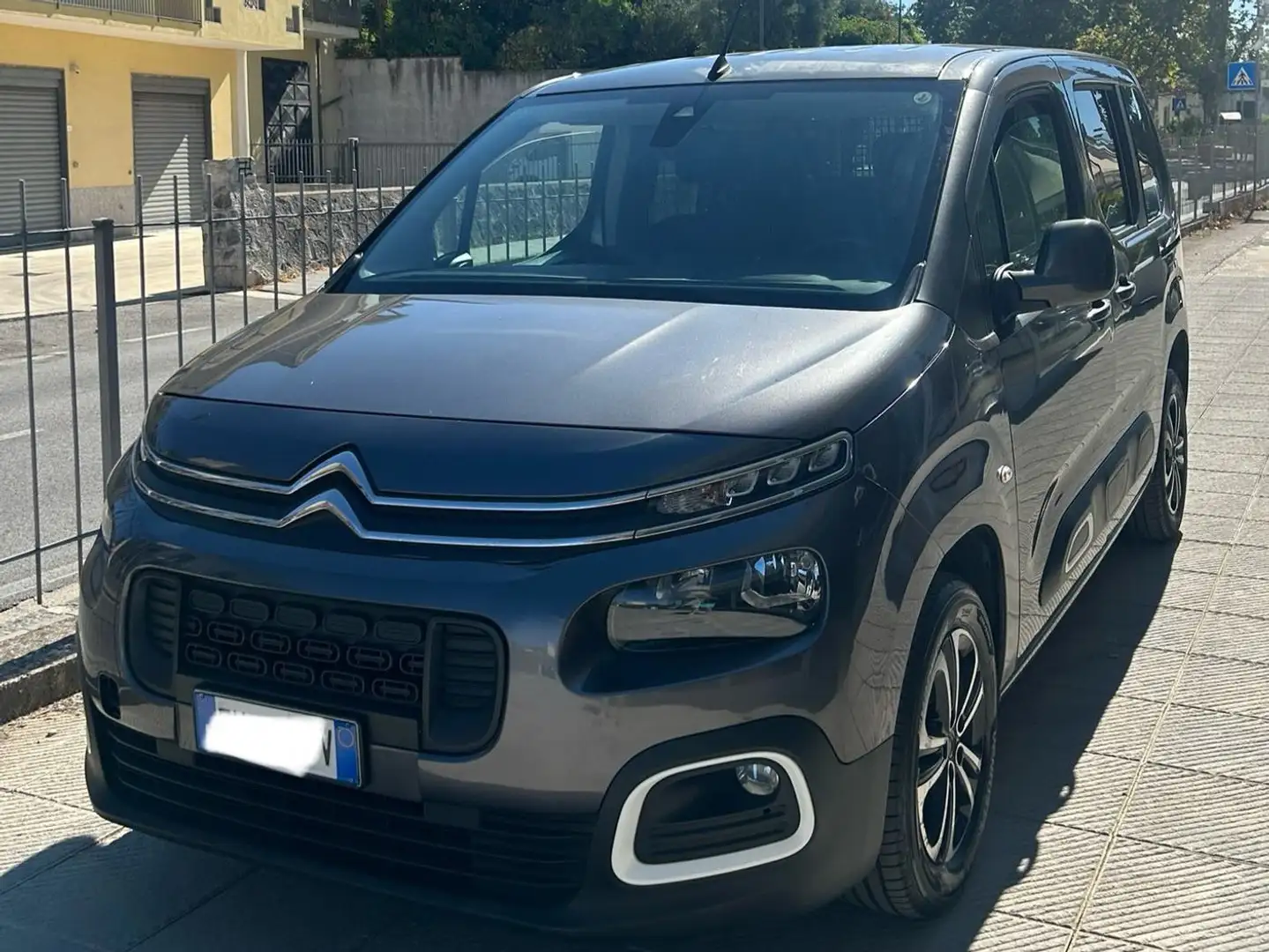 Citroen Berlingo 1.5 bluehdi M Shine autocarro 5 posti Grau - 1