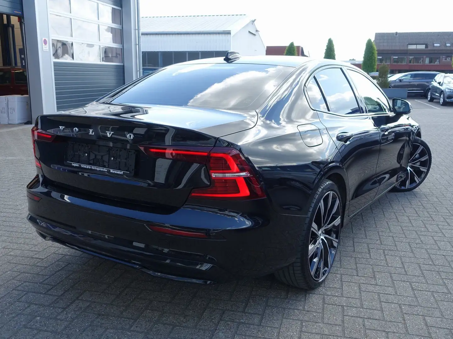 Volvo S60 B5 AWD Ultimate Dark/Pano/360°/H&K/BLIS Černá - 2