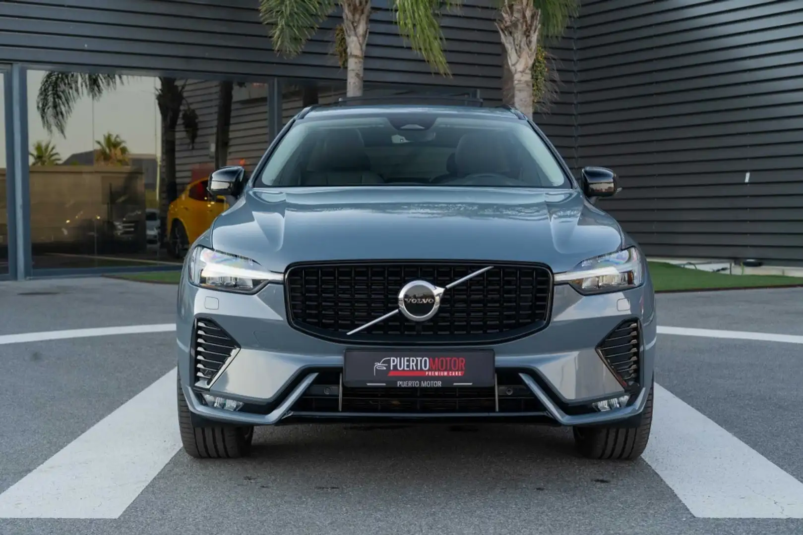 Volvo XC60 B4 R-Design AWD Aut. Gris - 2