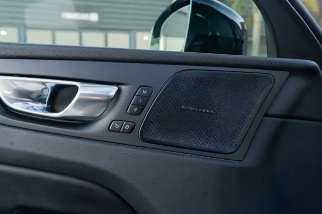 Volvo XC60 view 8