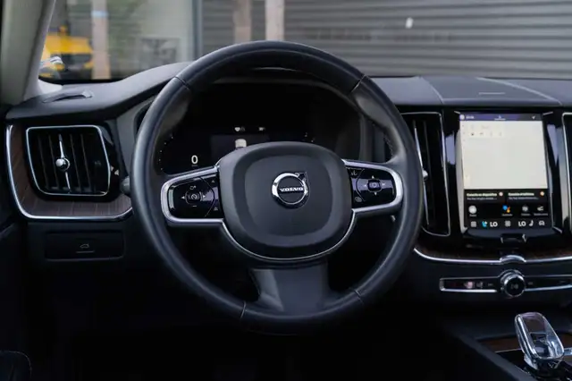 Volvo XC60 view 9