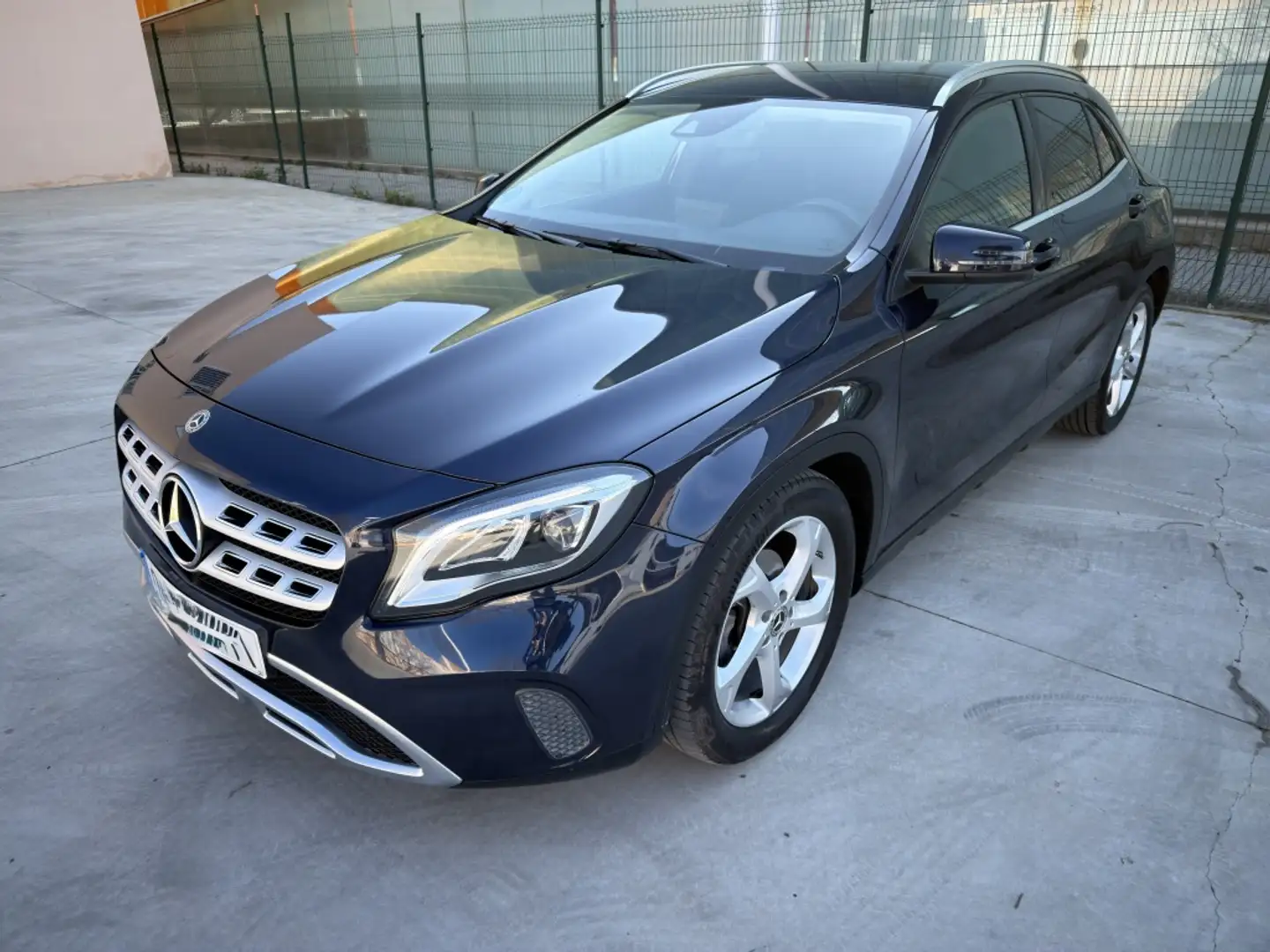 Mercedes-Benz GLA 180 7G-DCT Azul - 1