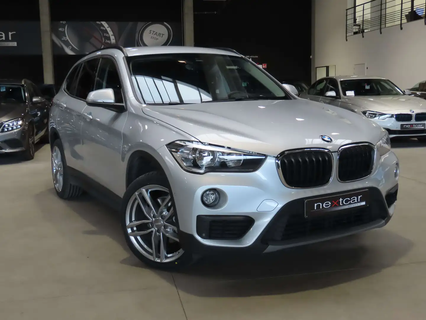 BMW X1 18d SDrive **CUIR-NAVI PRO-CAMERA-PARKING AV\u0026AR** Argent - 2