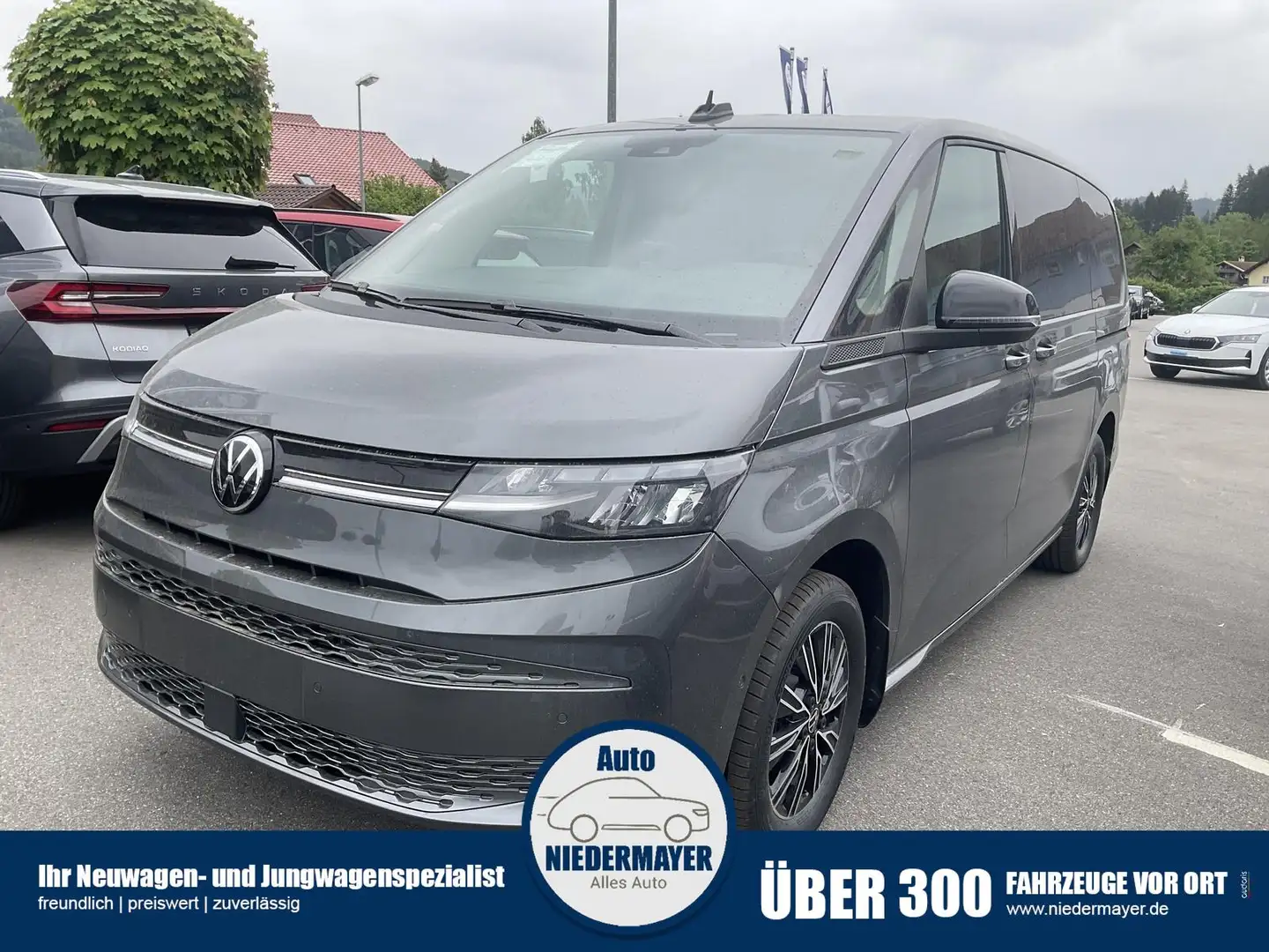 Volkswagen T7 Multivan TDI DSG lang Life, Teilleder, AHK, Navi, easyOpen, Grau - 1