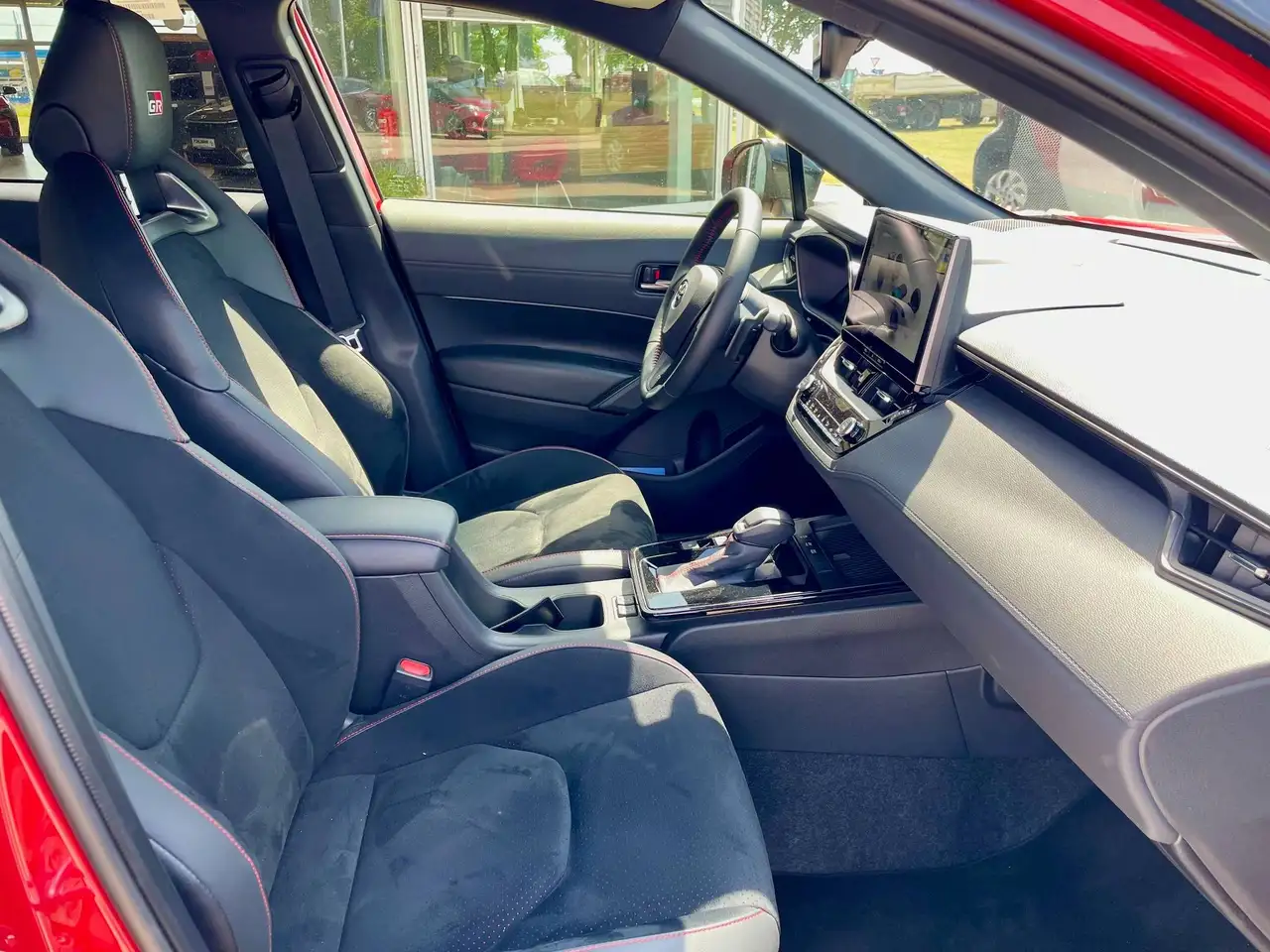 Toyota Corolla Cross 2.0 Hybrid AWD GR Sport 10
