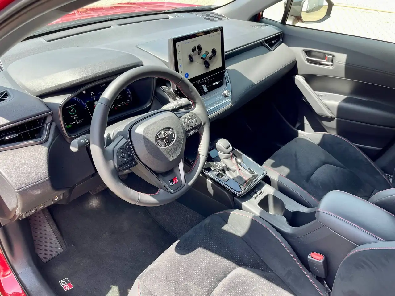 Toyota Corolla Cross 2.0 Hybrid AWD GR Sport 14