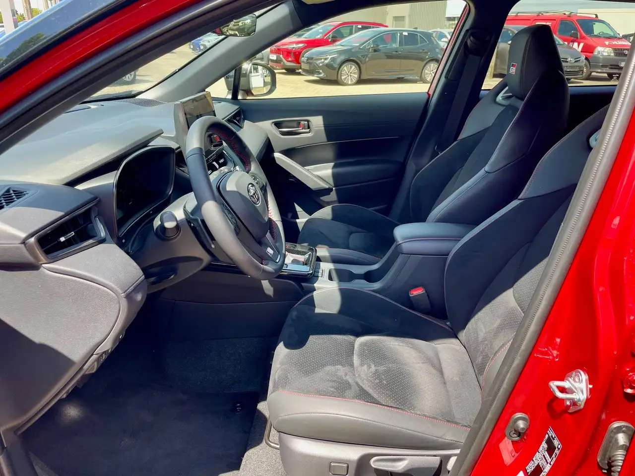 Toyota Corolla Cross 2.0 Hybrid AWD GR Sport 13