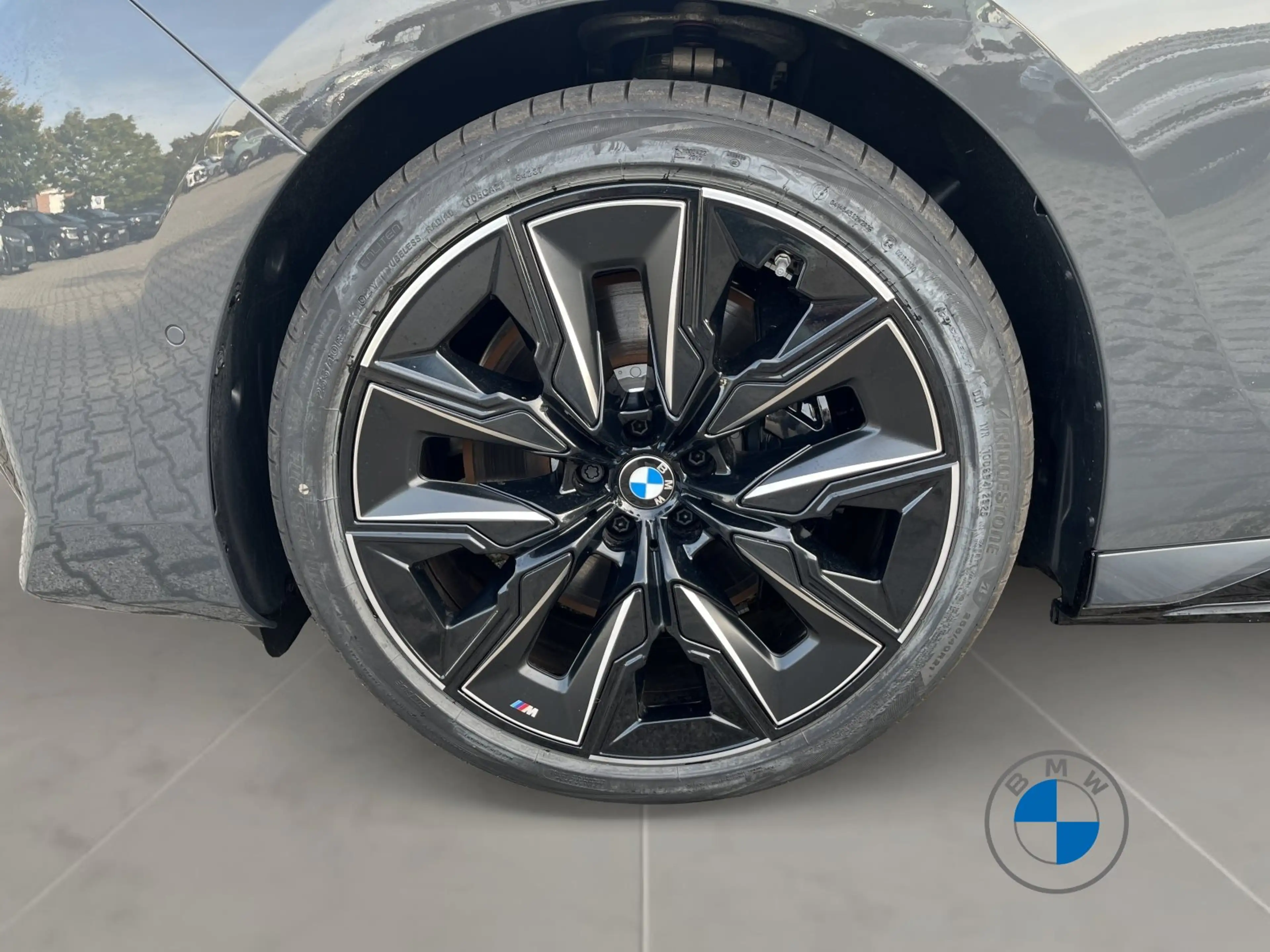 BMW i7 M70 xDrive 21" Individual Two-Tone Fond TV — photo 8