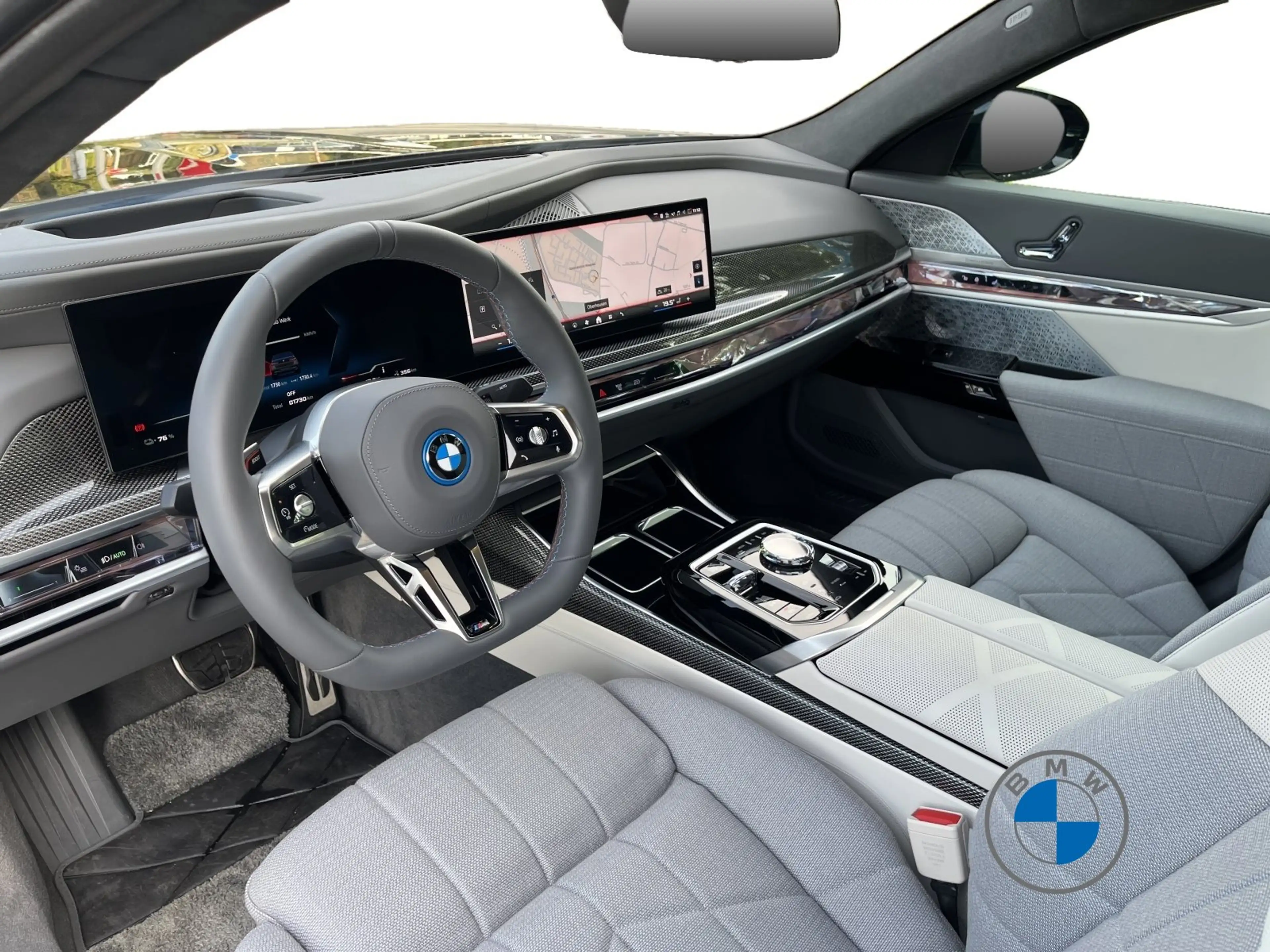 BMW i7 M70 xDrive 21" Individual Two-Tone Fond TV — photo 9