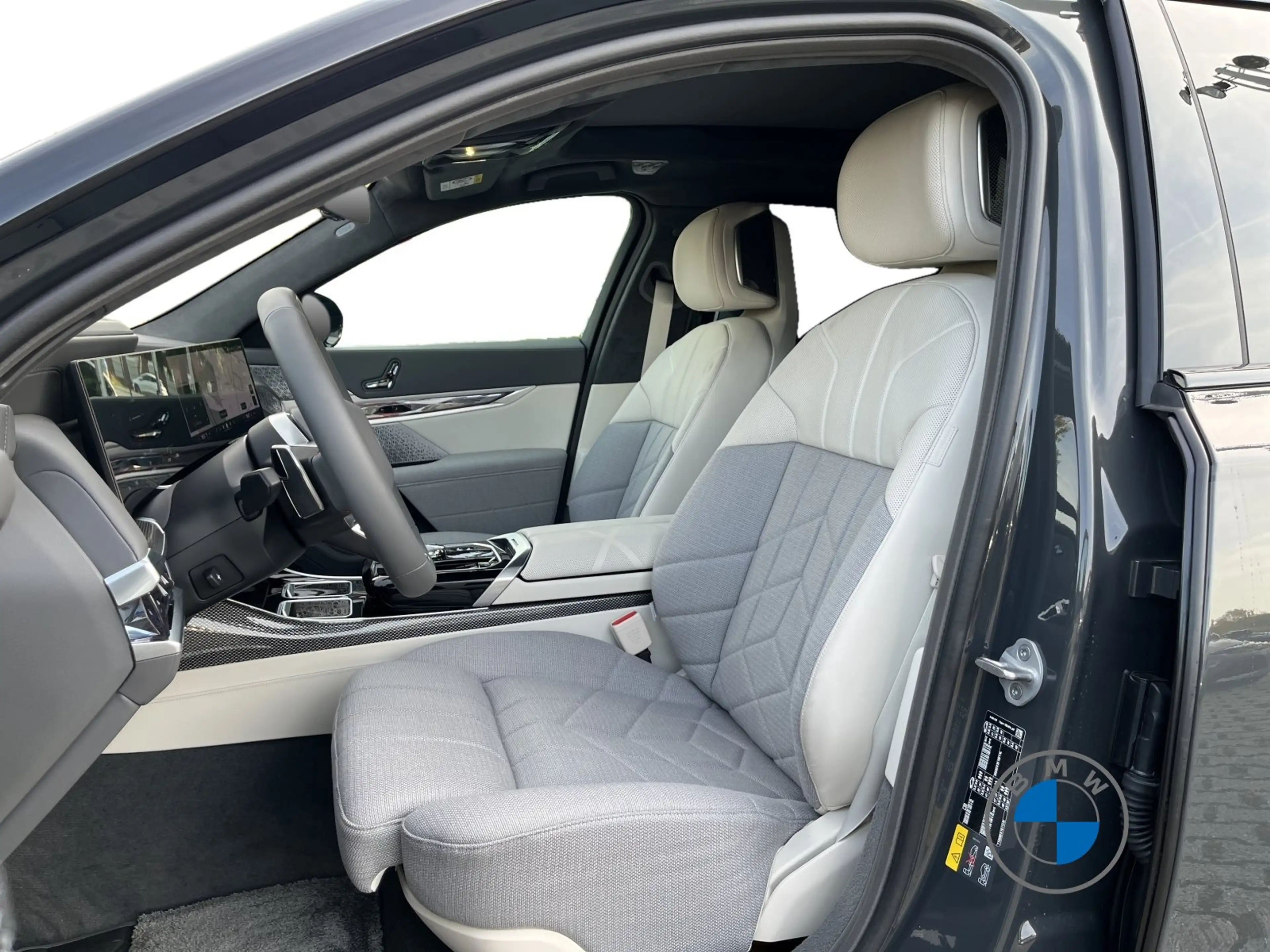BMW i7 M70 xDrive 21" Individual Two-Tone Fond TV — photo 10
