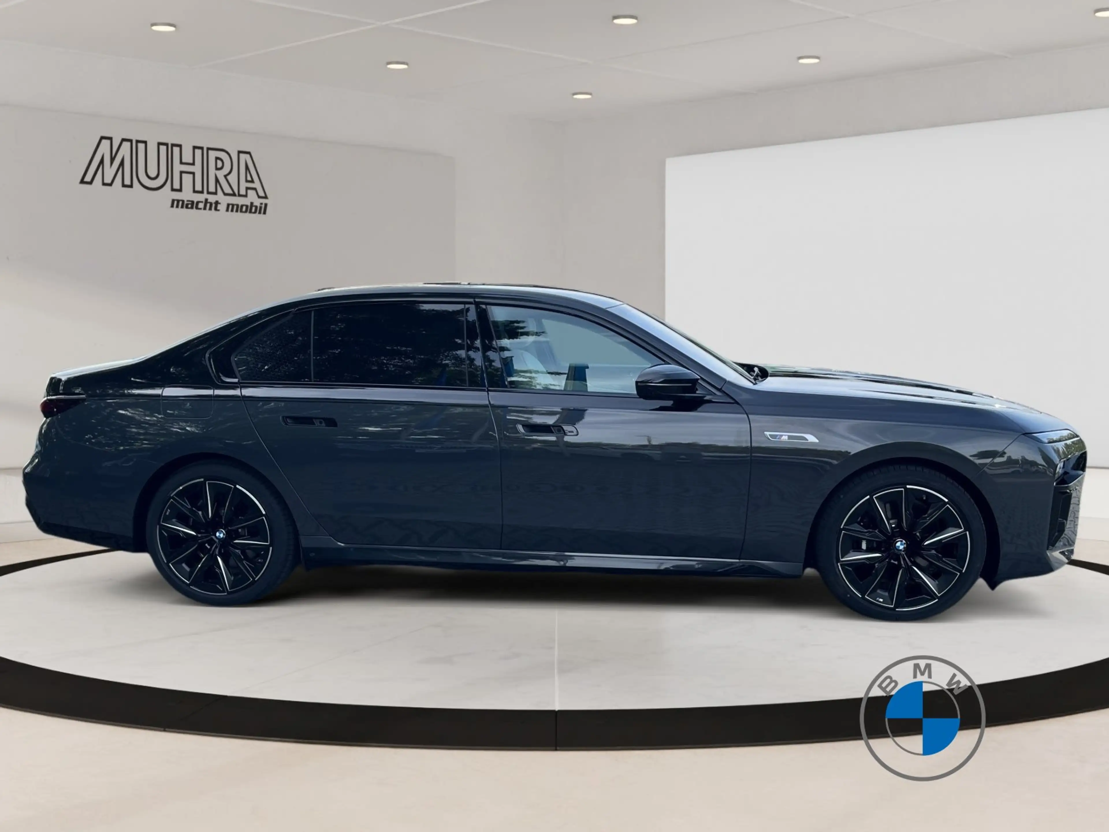 BMW i7 M70 xDrive 21" Individual Two-Tone Fond TV — photo 6