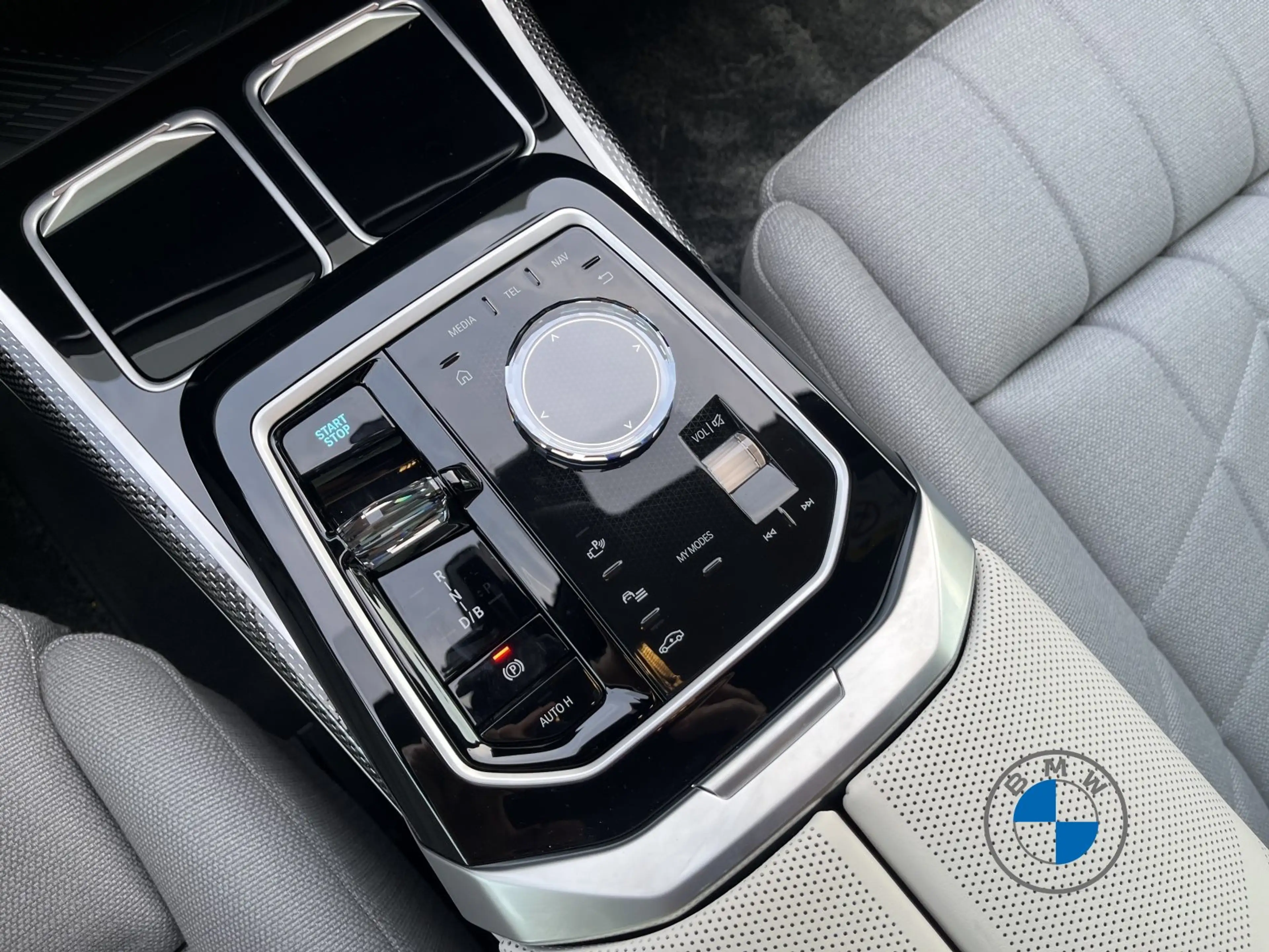 BMW i7 M70 xDrive 21" Individual Two-Tone Fond TV — photo 14