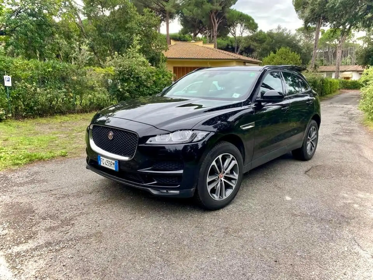 Jaguar F-Pace 2.0d Prestige awd 180cv auto Nero - 2