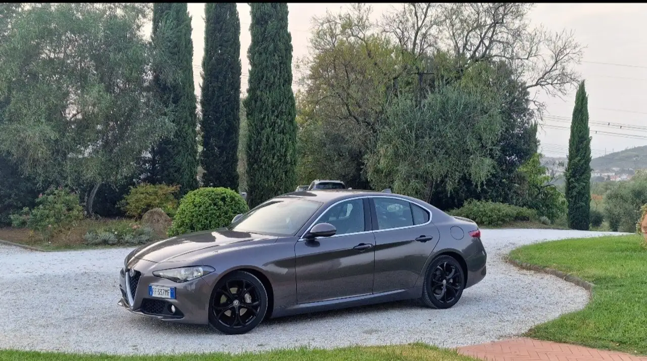 Alfa Romeo Giulia 2.2 t Super 150cv — photo 1 of 12