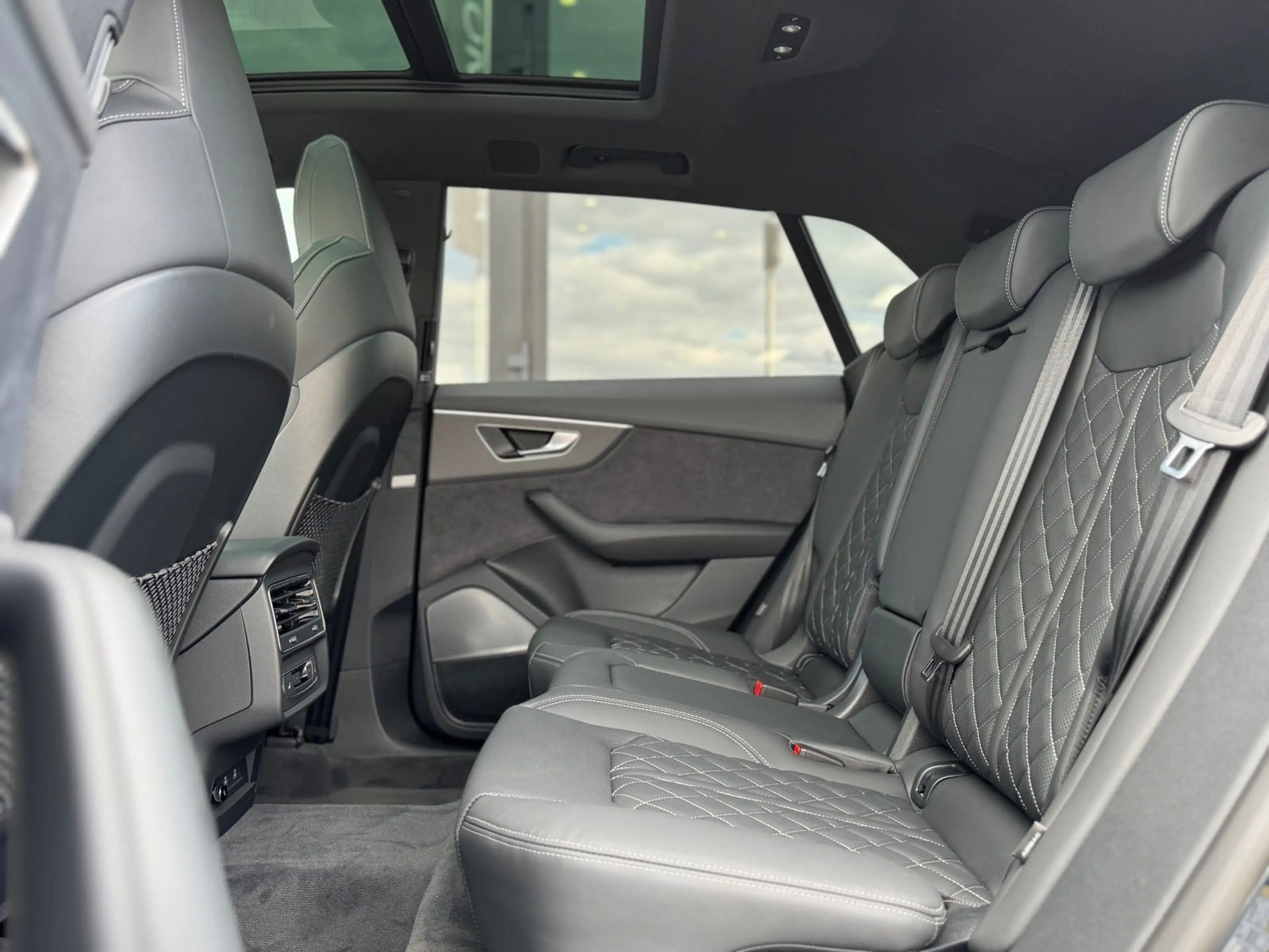 Audi Q8 SUV e-hybrid quattro 360 kW tipt ronic — photo 15