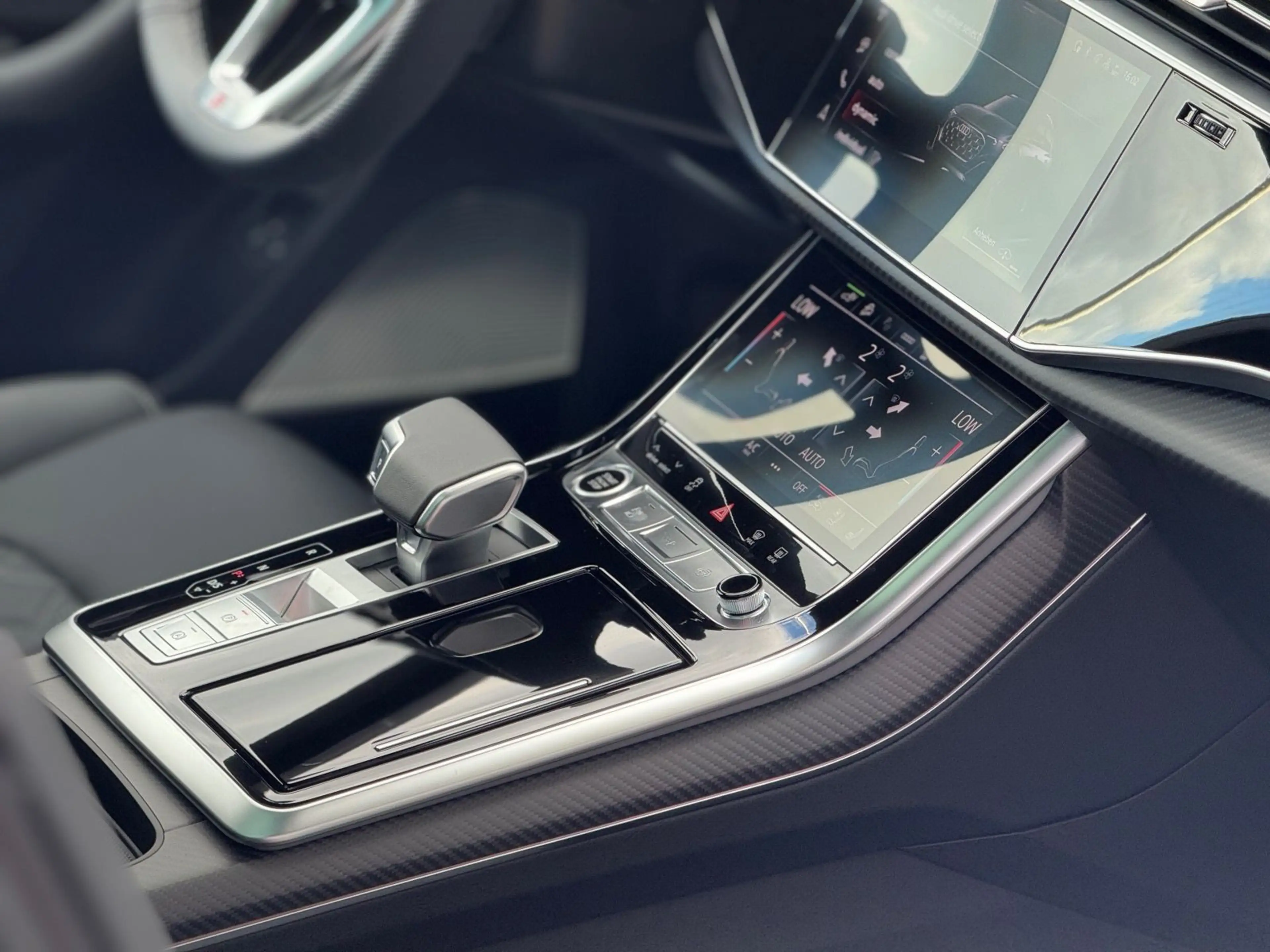Audi Q8 SUV e-hybrid quattro 360 kW tipt ronic — photo 12