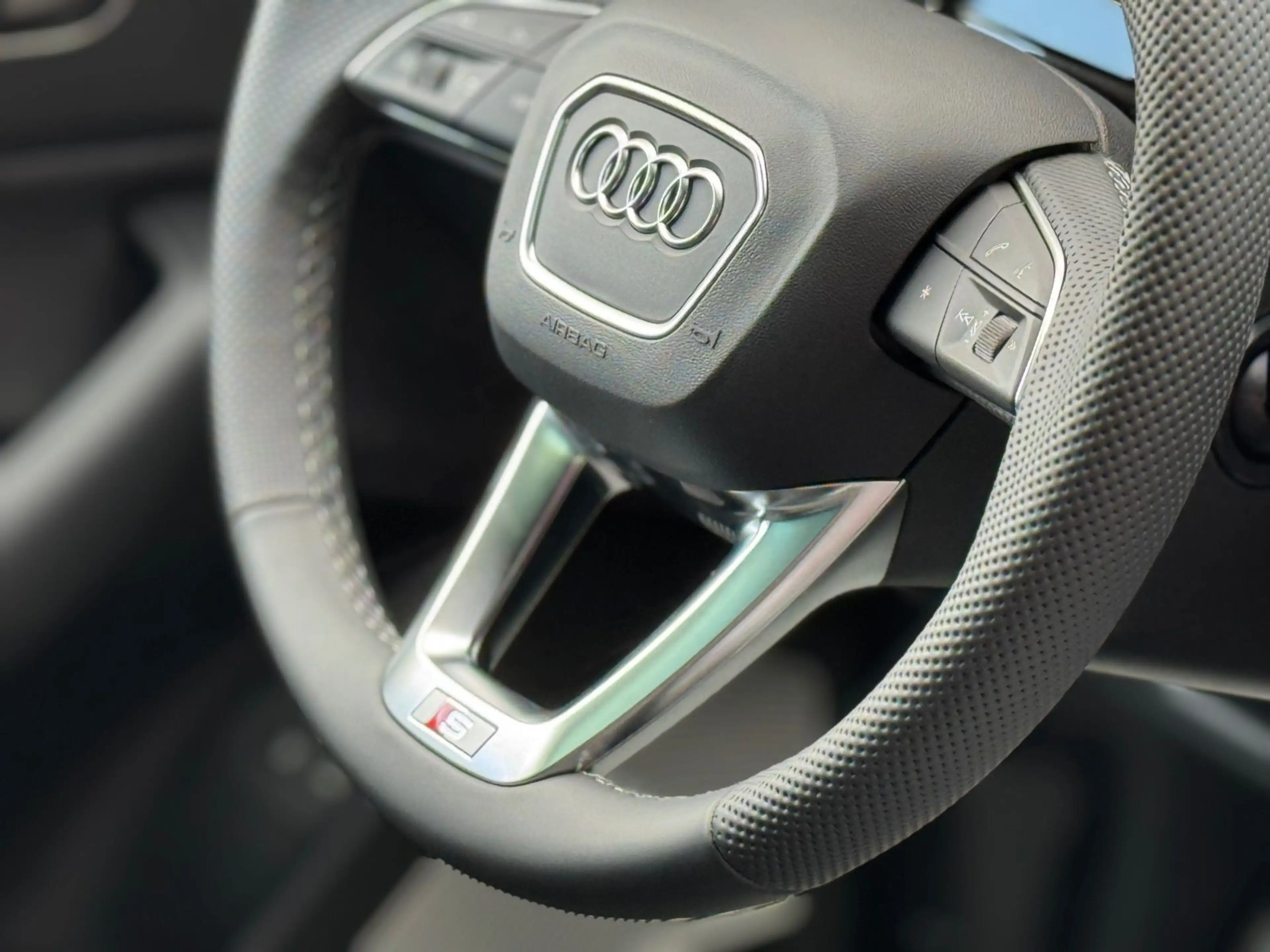 Audi Q8 SUV e-hybrid quattro 360 kW tipt ronic — photo 11