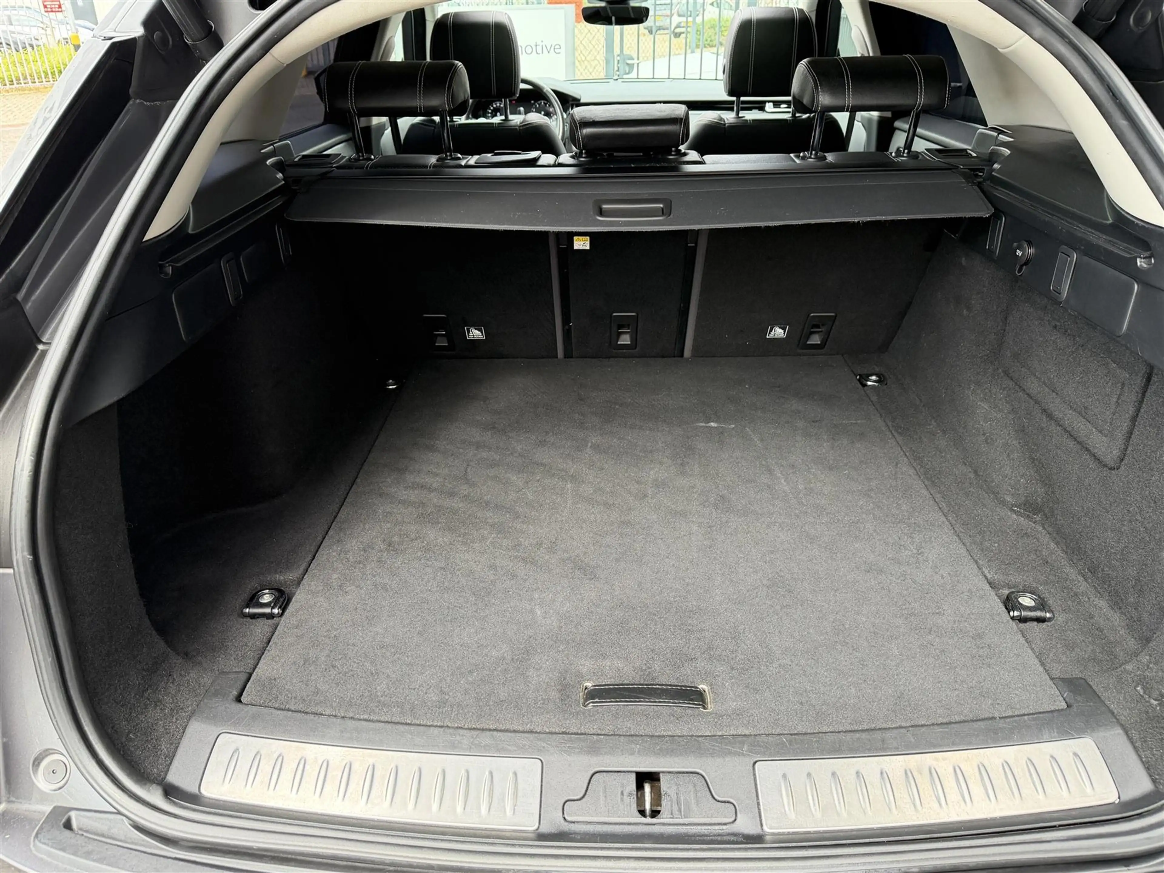 Land Rover Range Rover Velar P250 2.0 HSE (PANO|ACC|MERIDIAN|TREKHAAK|22") — photo 36