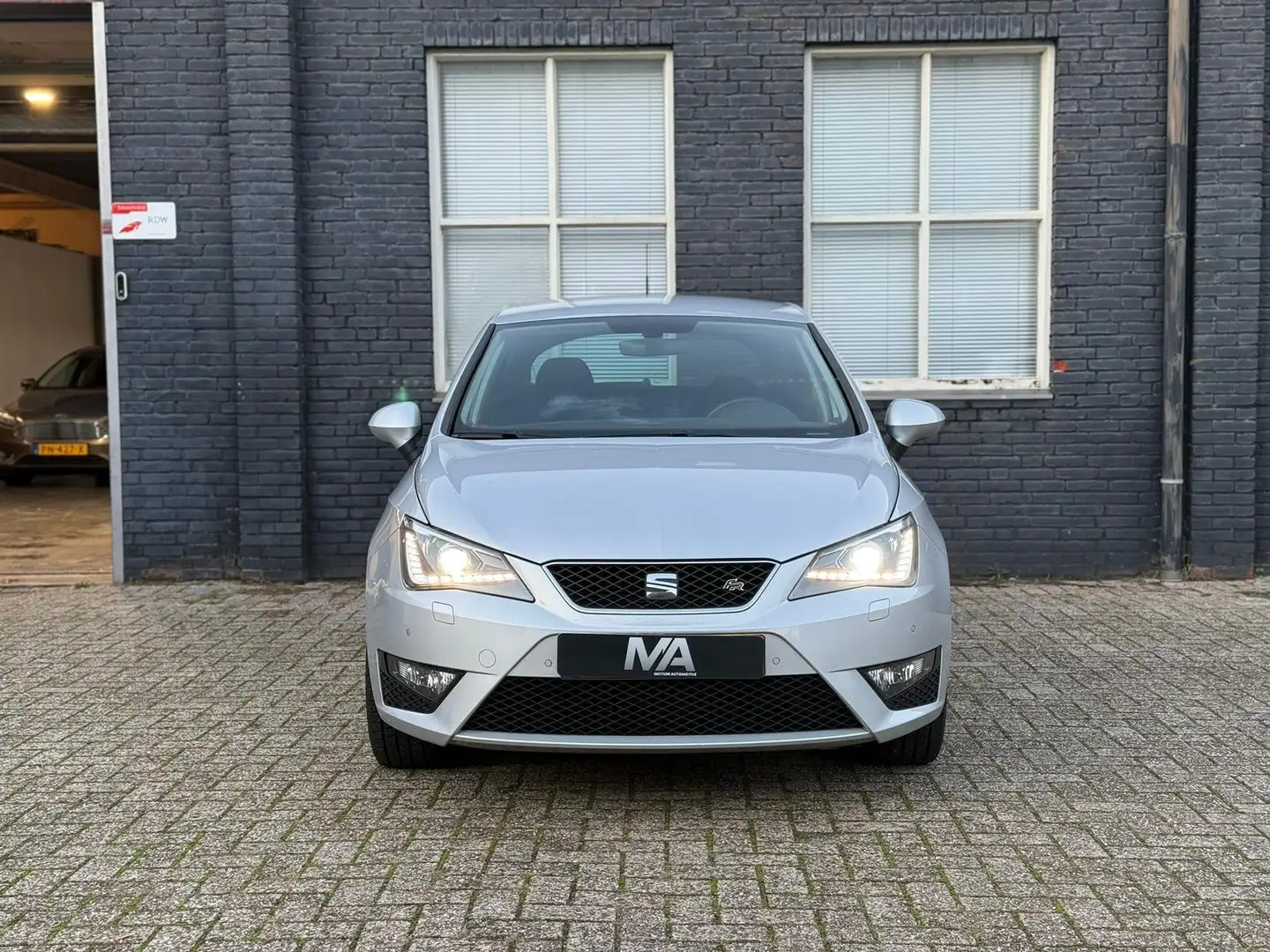 SEAT Ibiza 1.0 EcoTSI FR Connect | Airco |Cruise | Stoelverw Grijs - 2