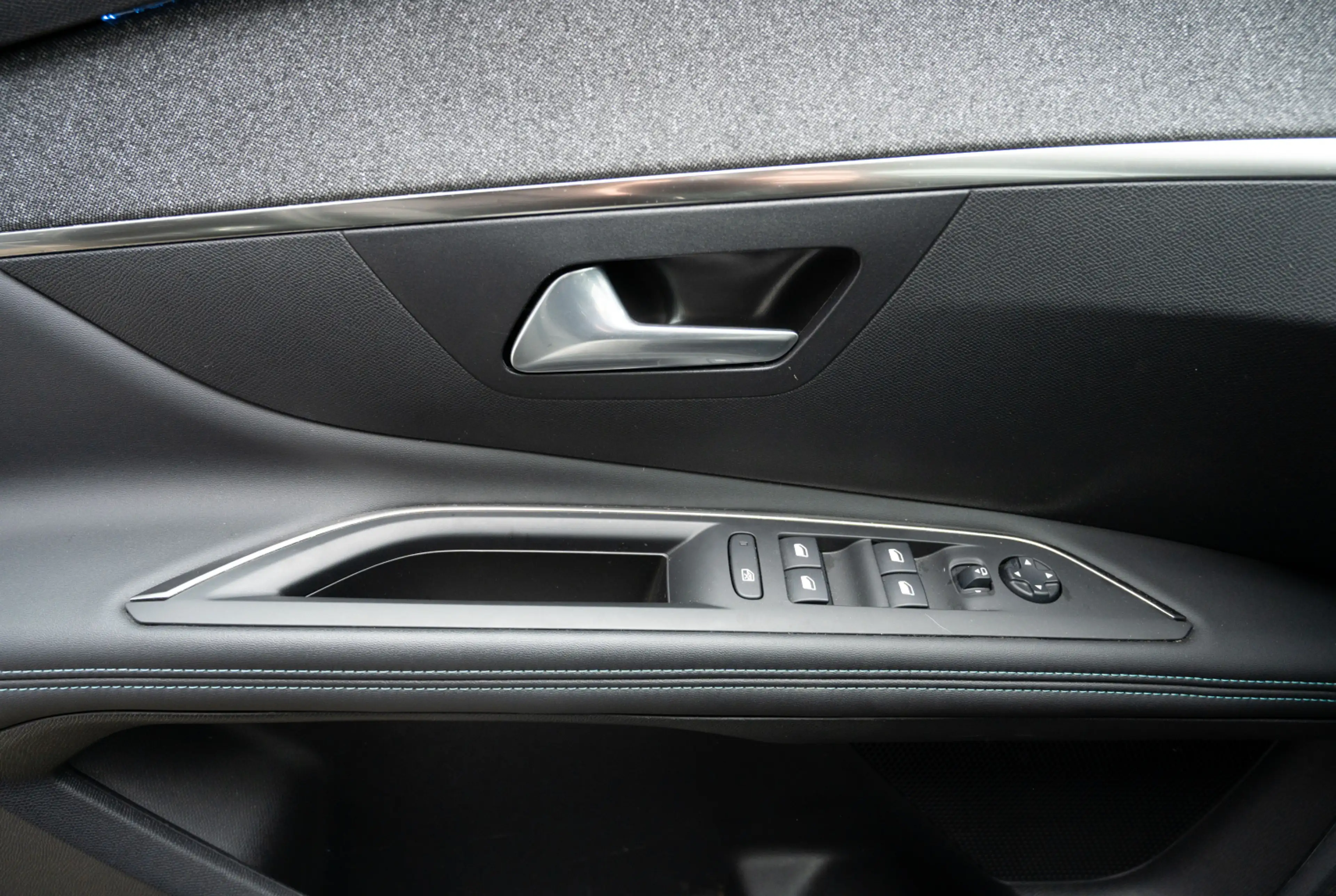 Peugeot 3008 Allure Pack 1.2 PureTech EAT8 *MIRROR SCREEN*SHZ*EASY-PAKET* — photo 12