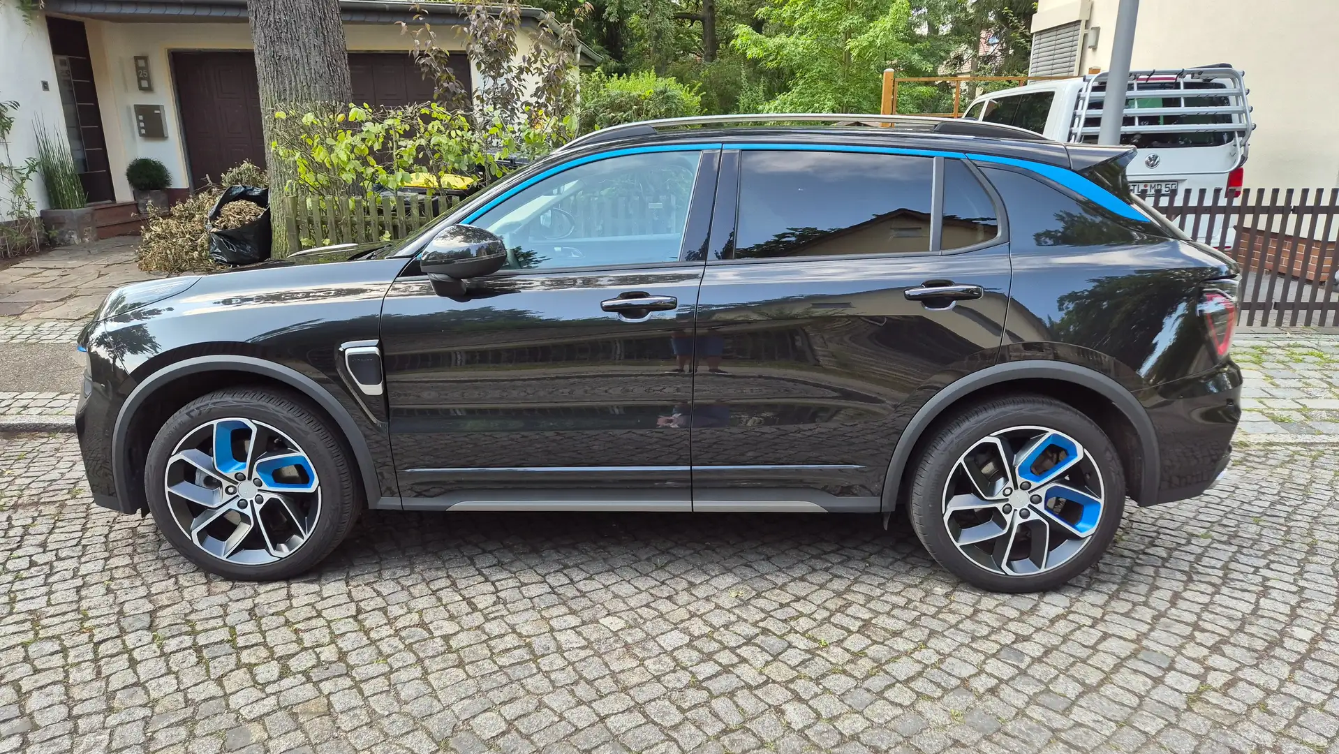 Lynk & Co 01 01 PHEV Schwarz - 2