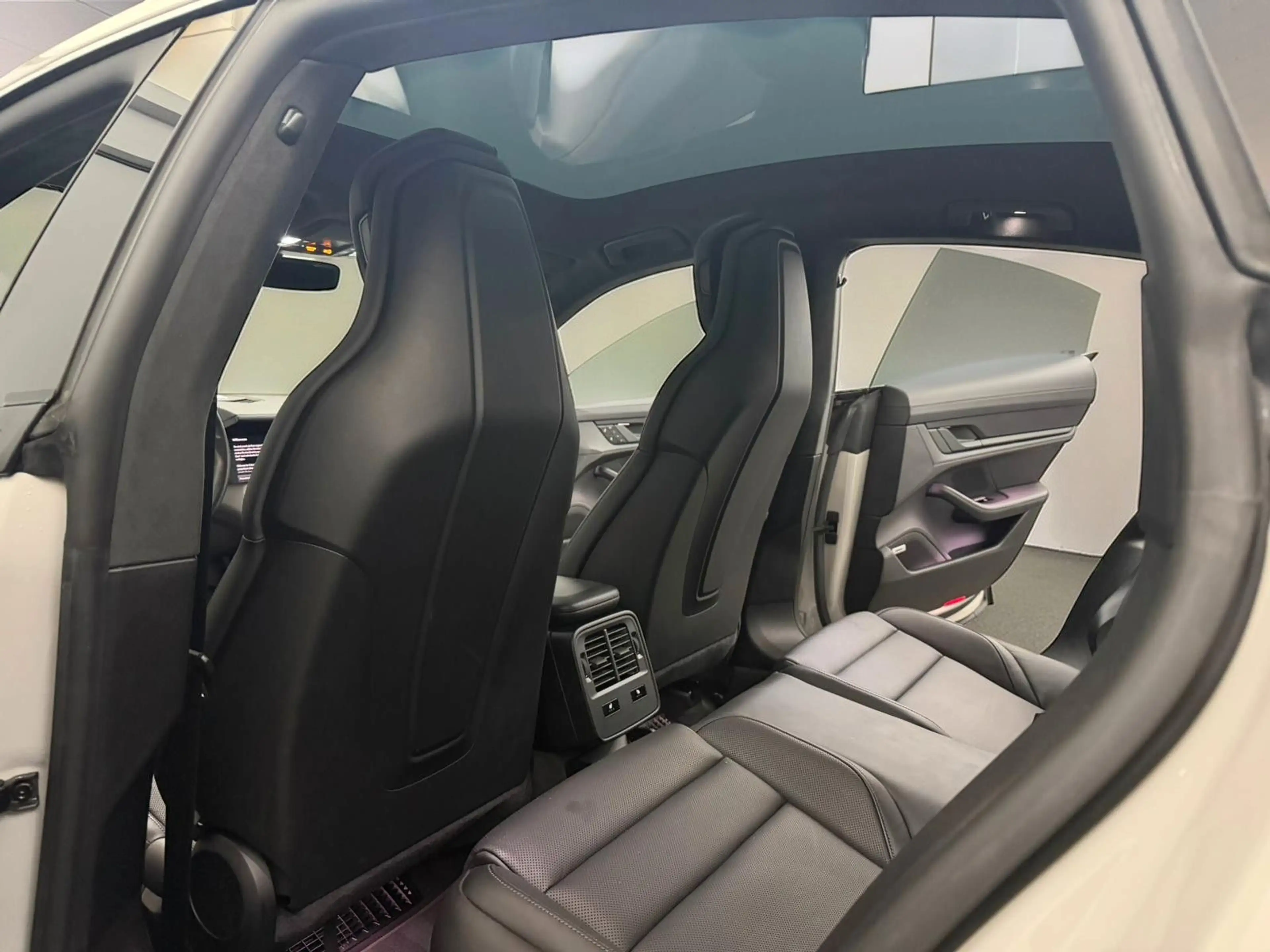 Porsche Taycan Turbo*1.HD*U_FREI*PANO*NEUZUSTAND*KREIDE — photo 12