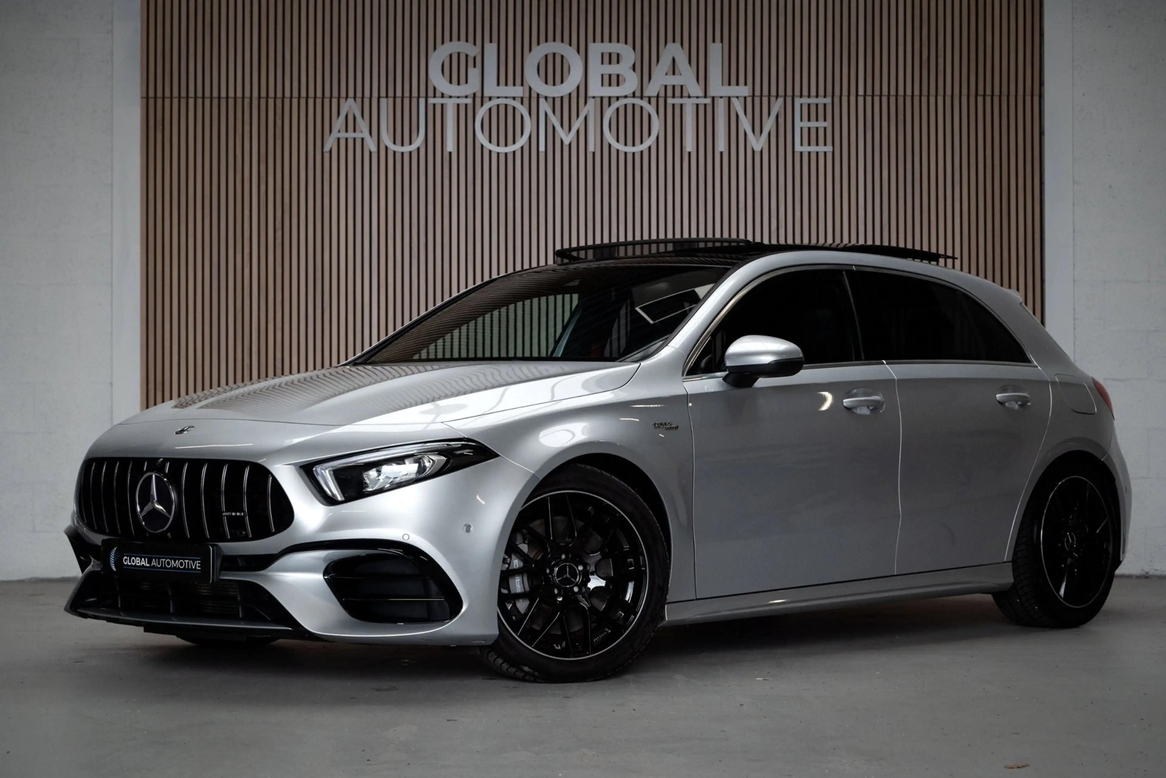 Mercedes-Benz A 45 AMG 4MATIC+ - PANORAMADAK - ALCANTARA - 1e LAK