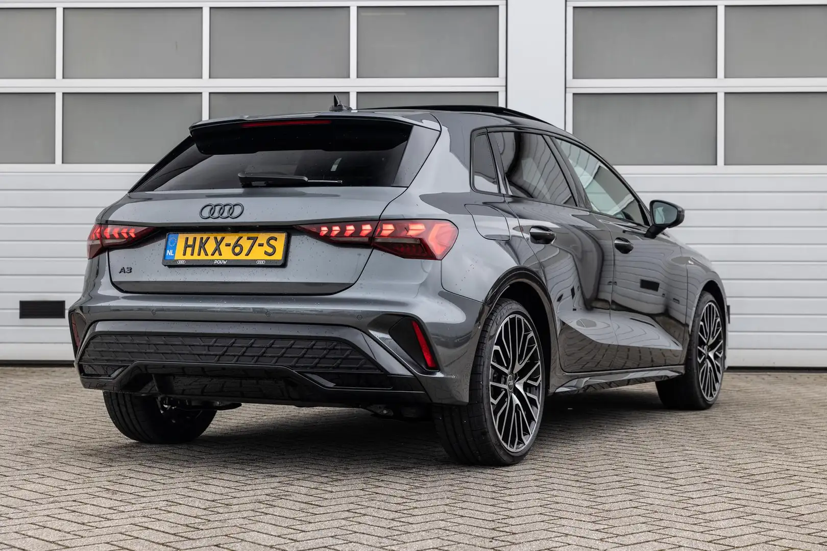 Audi A3 Sportback 40 TFSIe 204pk S-Line Edition | Panorama Grijs - 2