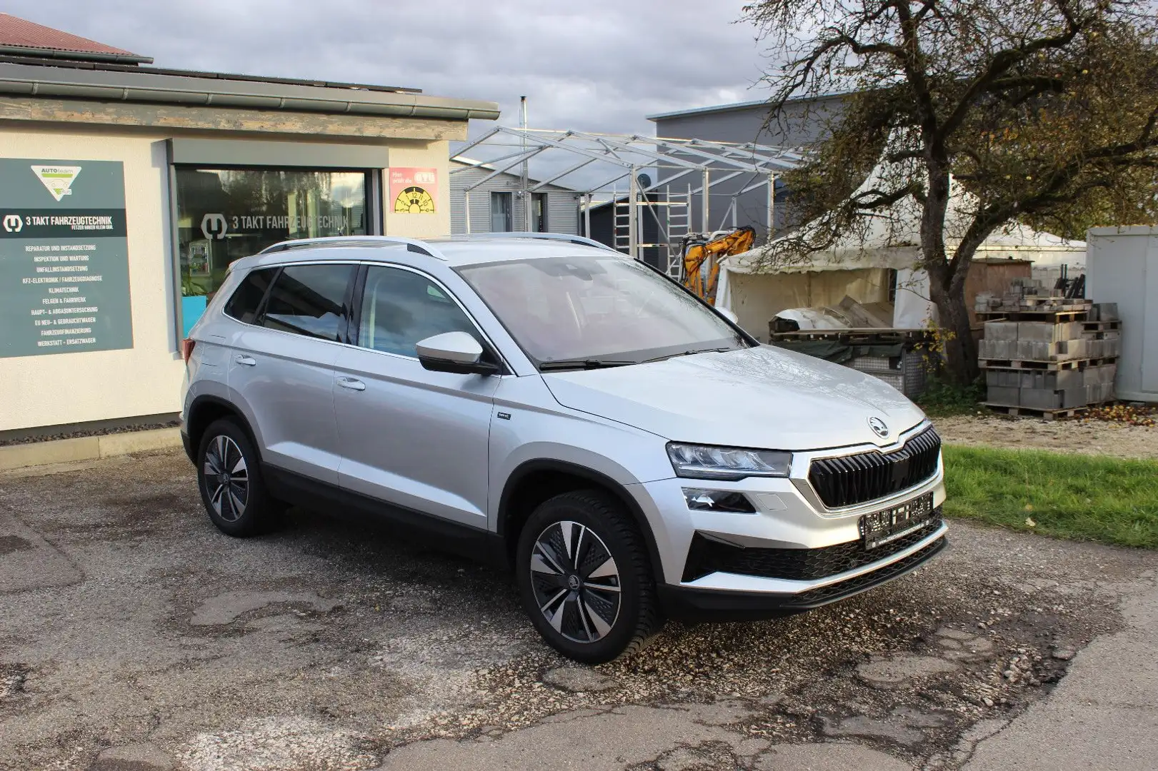Skoda Karoq Drive 1,5 TSi DSG +LED+CAM+5J.Garantie Silber - 1