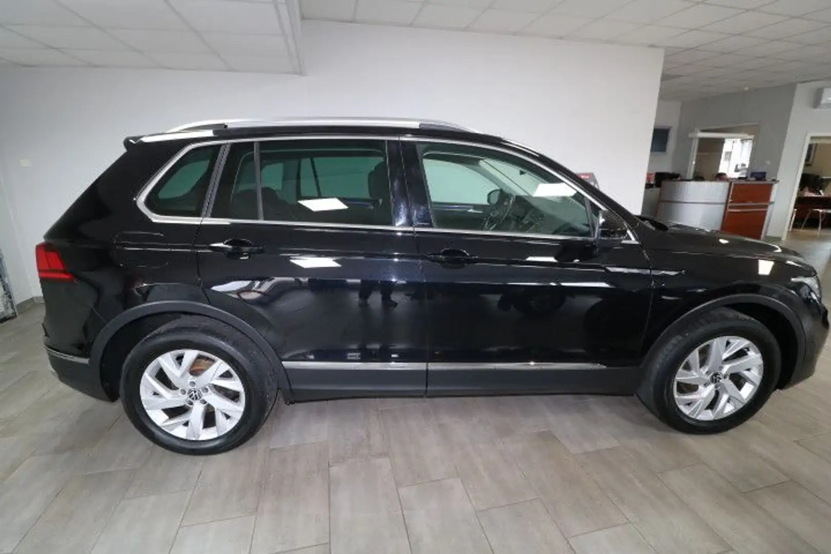 Volkswagen Tiguan 2.0 TDI DSG 4Motion Elegance Matrix Schwarz - 2