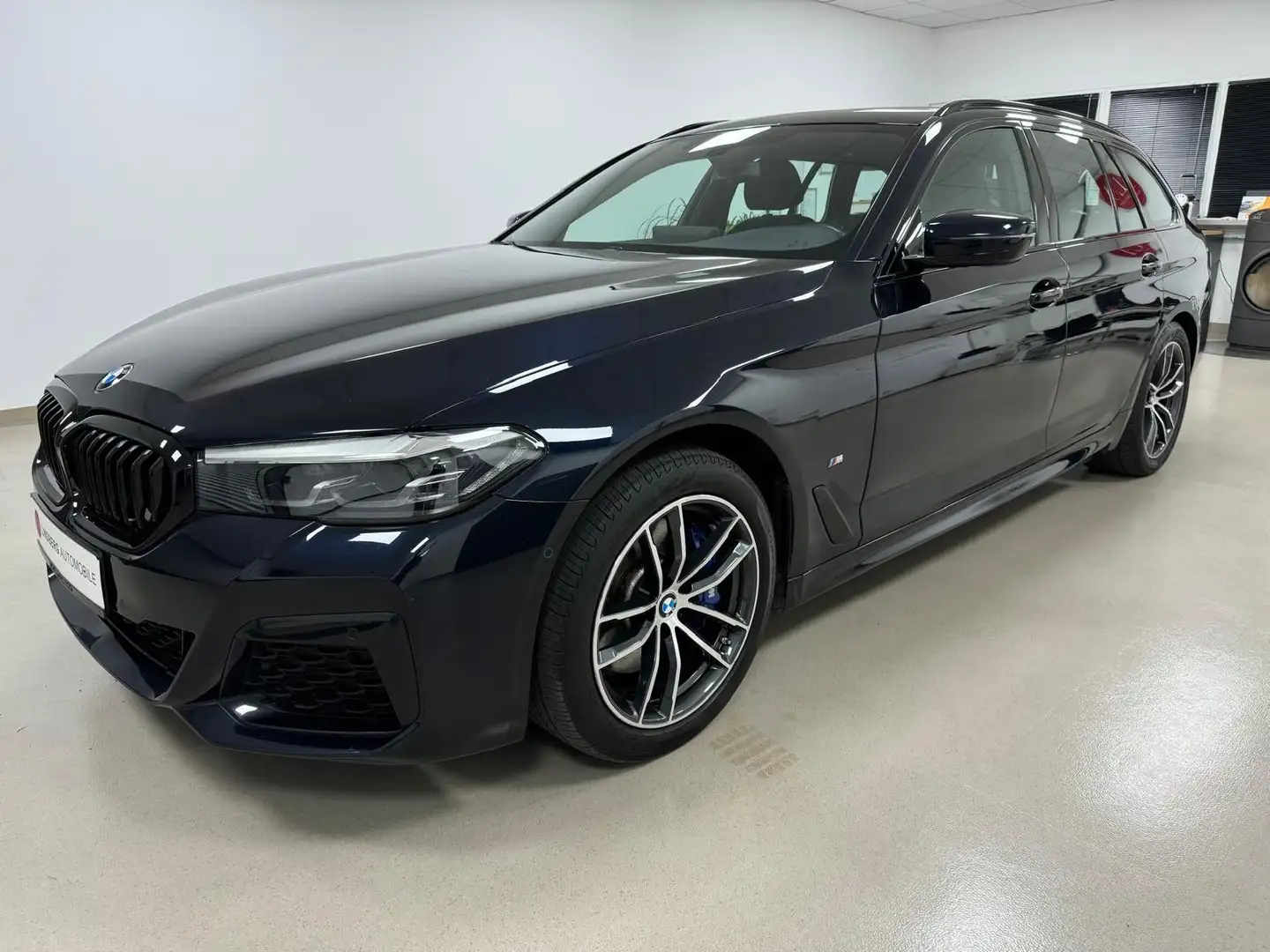 BMW 530 Touring 530 i xDrive M Sport*RFK*AC*PANO*NAVI*1H Zwart - 1