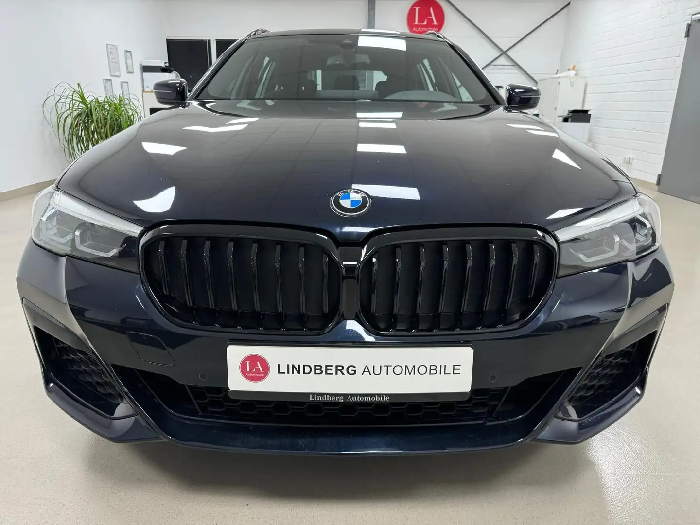 BMW 530 Touring 530 i xDrive M Sport*RFK*AC*PANO*NAVI*1H Zwart - 2