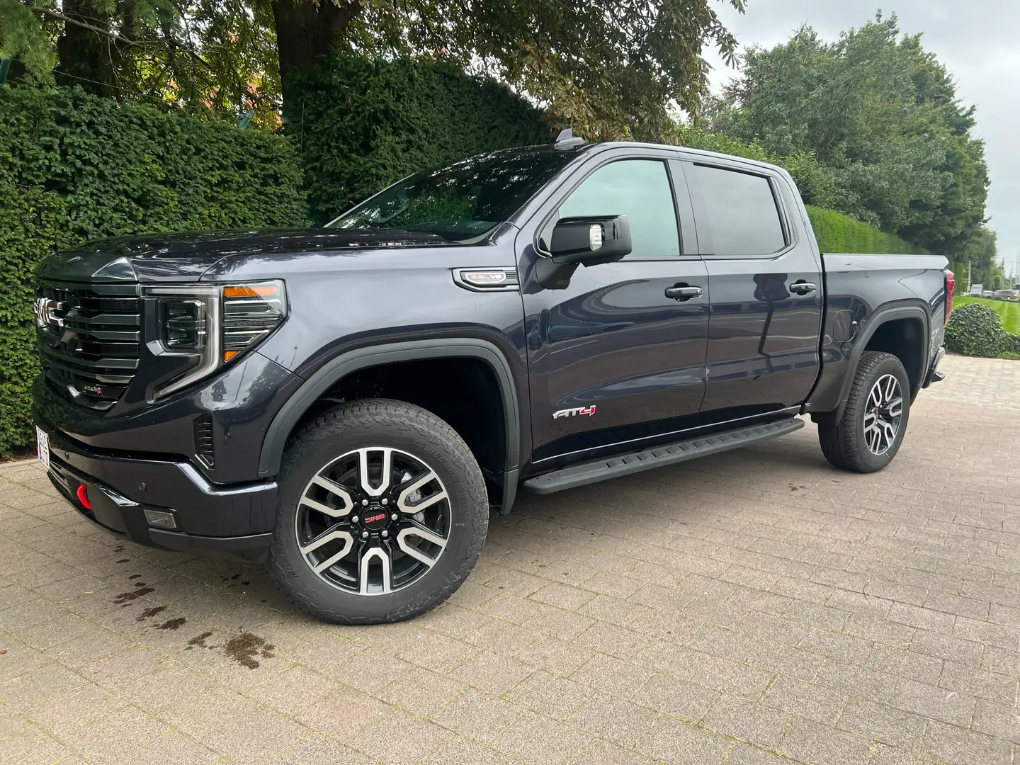GMC Sierra Model 2025 1500 AT 4 V8 €69.900 ,- excl btw Grau - 1