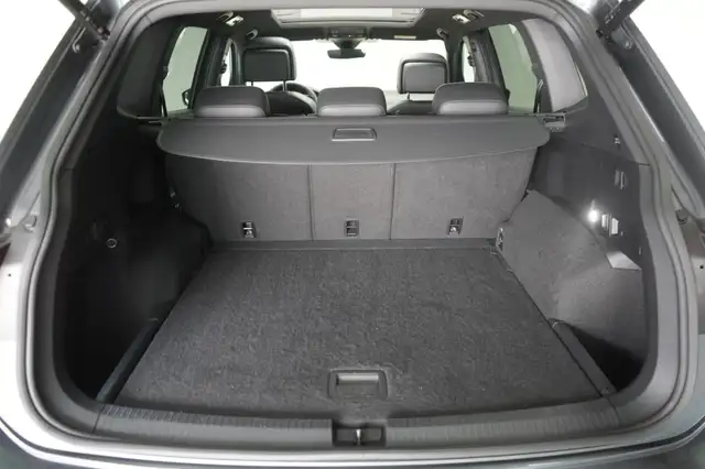 Volkswagen Tiguan Allspace view 9
