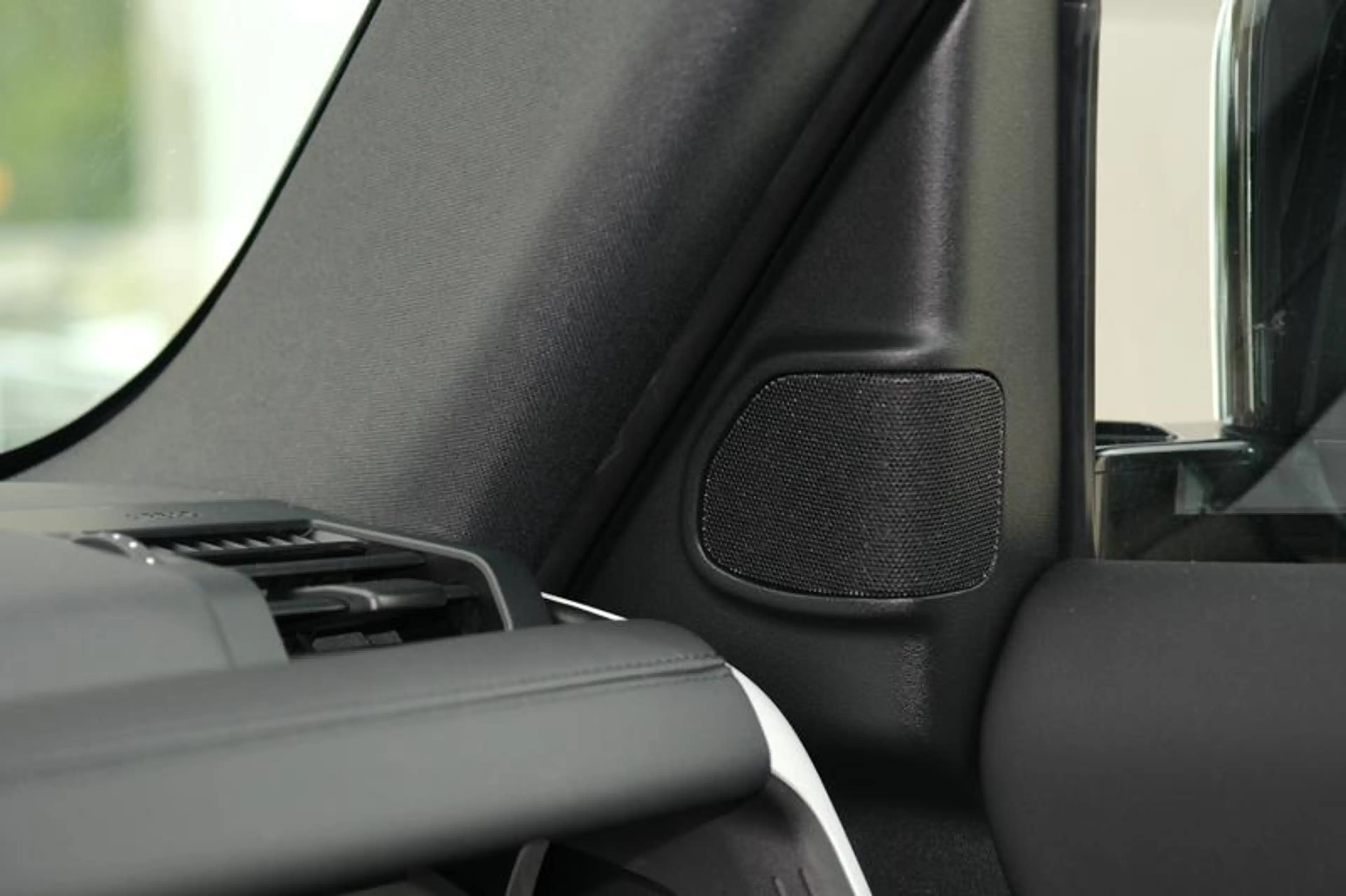 Land Rover Defender 110 D250 X-Dynamic SE | TERRAIN RESPONSE | TOWB | — photo 10