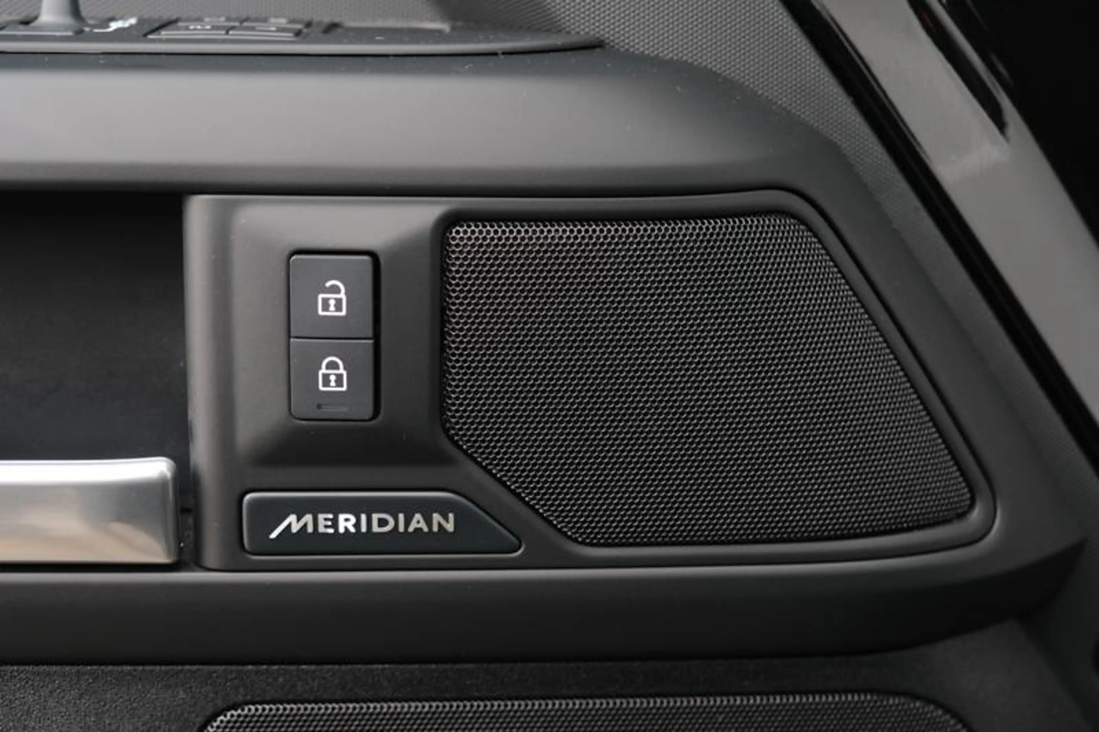 Land Rover Defender 110 D250 X-Dynamic SE | TERRAIN RESPONSE | TOWB | — photo 9