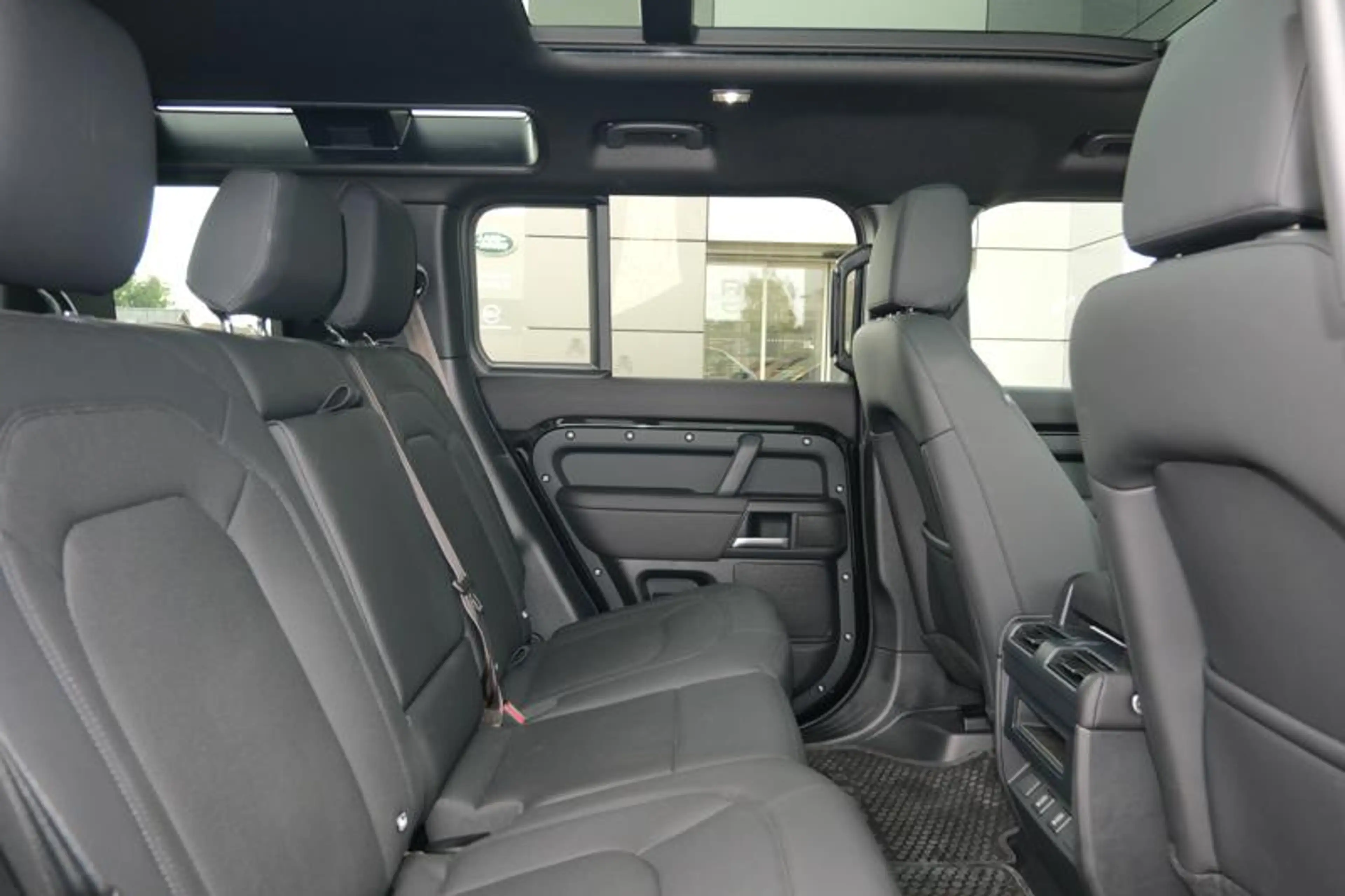 Land Rover Defender 110 D250 X-Dynamic SE | TERRAIN RESPONSE | TOWB | — photo 7