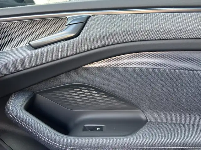 Audi A6 view 8