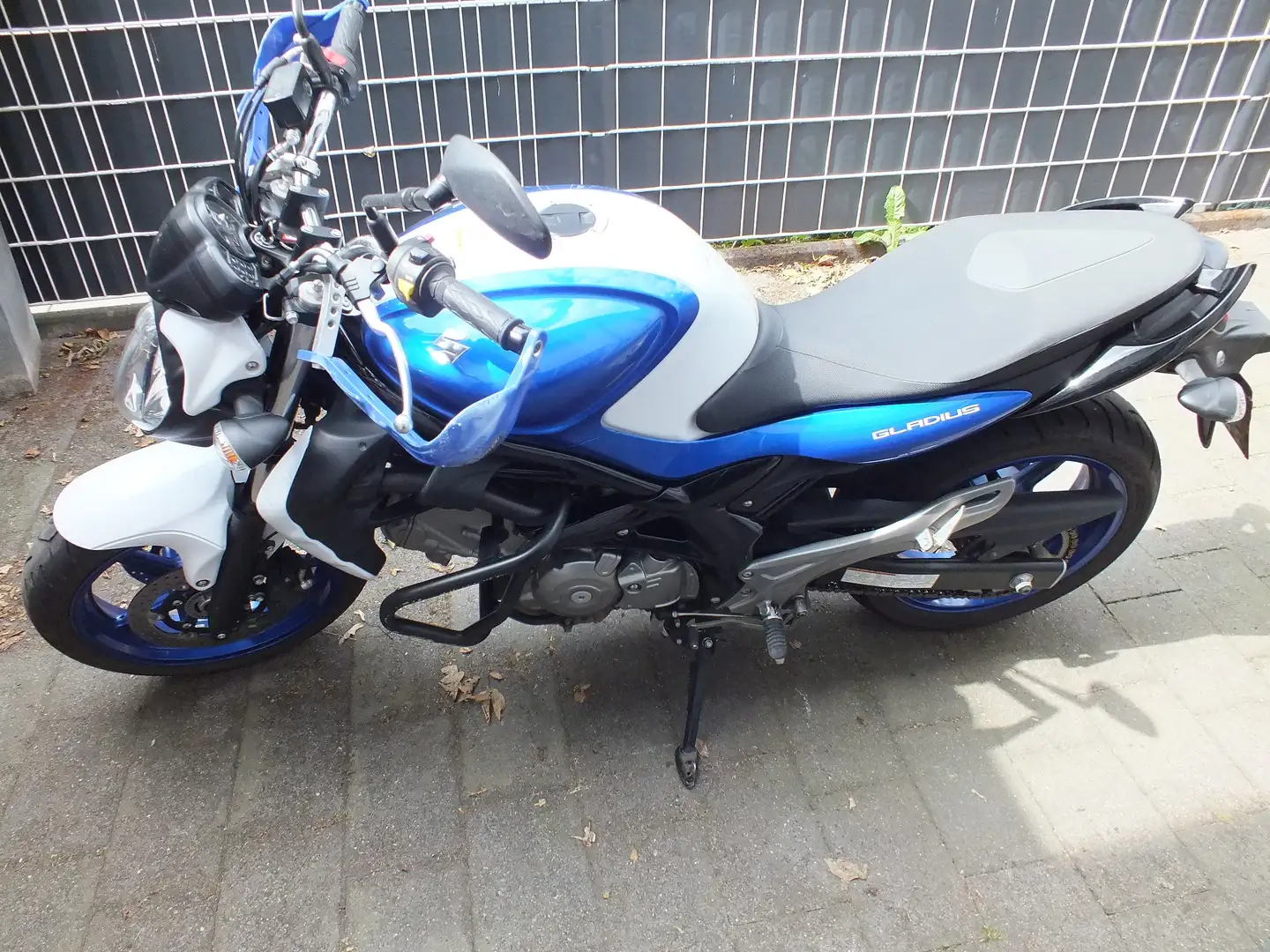 Suzuki Gladius 650 SFV650A Blau - 1