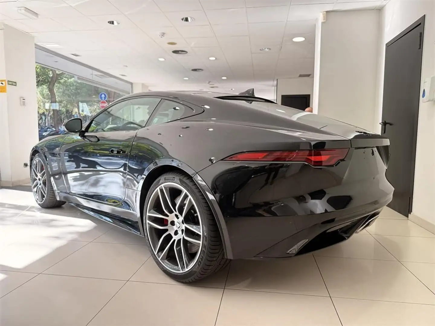 Jaguar F-Type Coupé 2.0 I4 R-Dynamic Aut. 300 Negro - 2