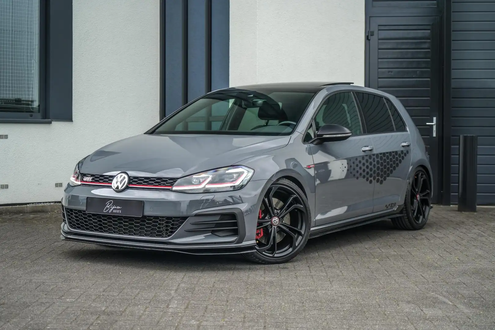 Volkswagen Golf GTI 2.0 TSI TCR 290PK PANO / CAMERA / NIEUWSTAAT! Grijs - 1