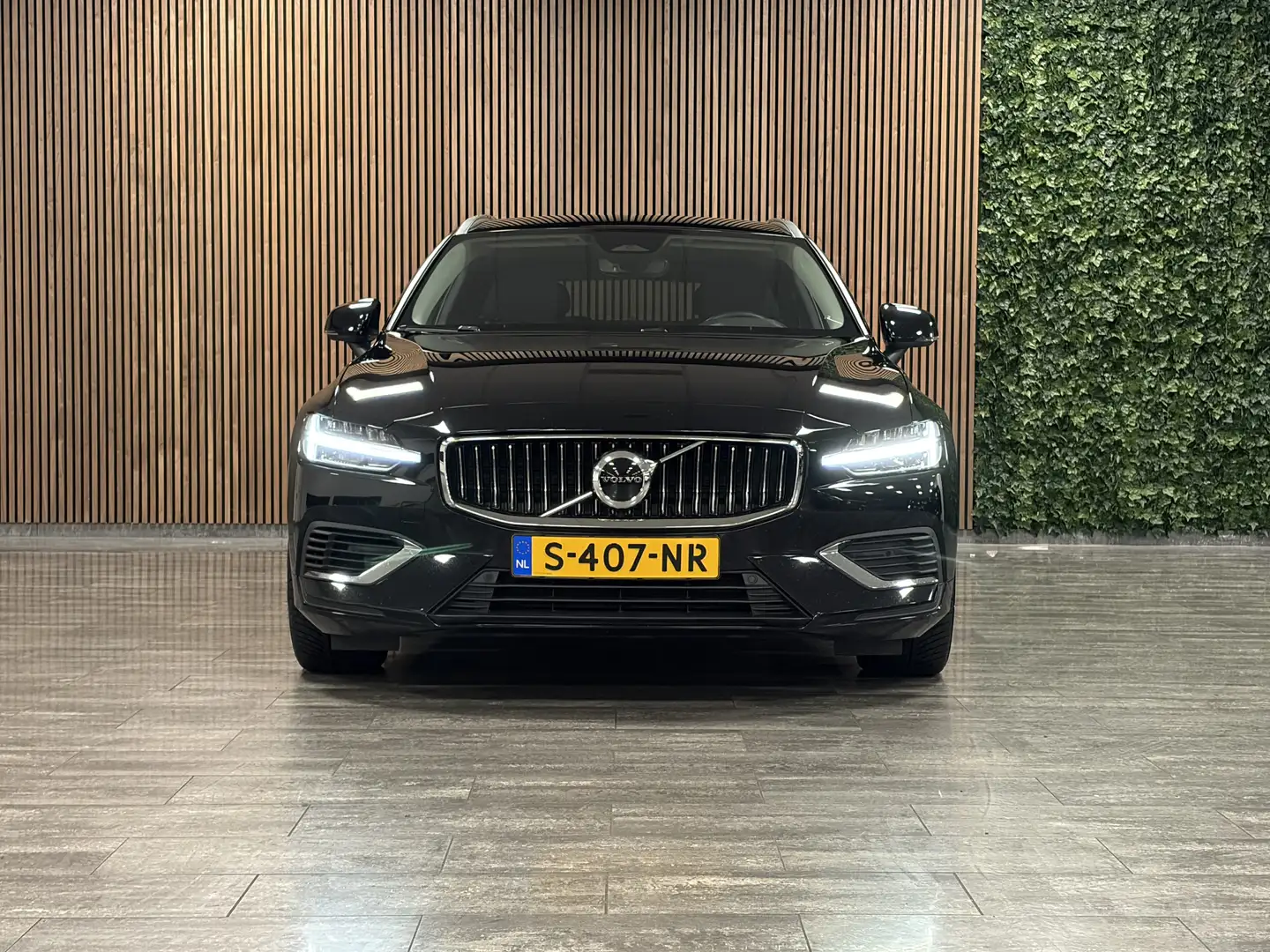 Volvo V60 T6 AWD Recharge Core Bright Long Range | Adaptieve Negru - 2