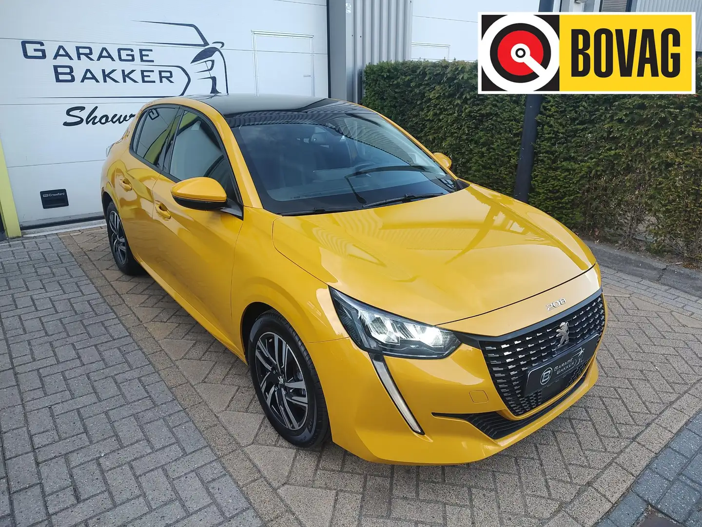 Peugeot 208 1.2 PureTech Allure 100PK Panoramadak Led Navi-Car Geel - 1
